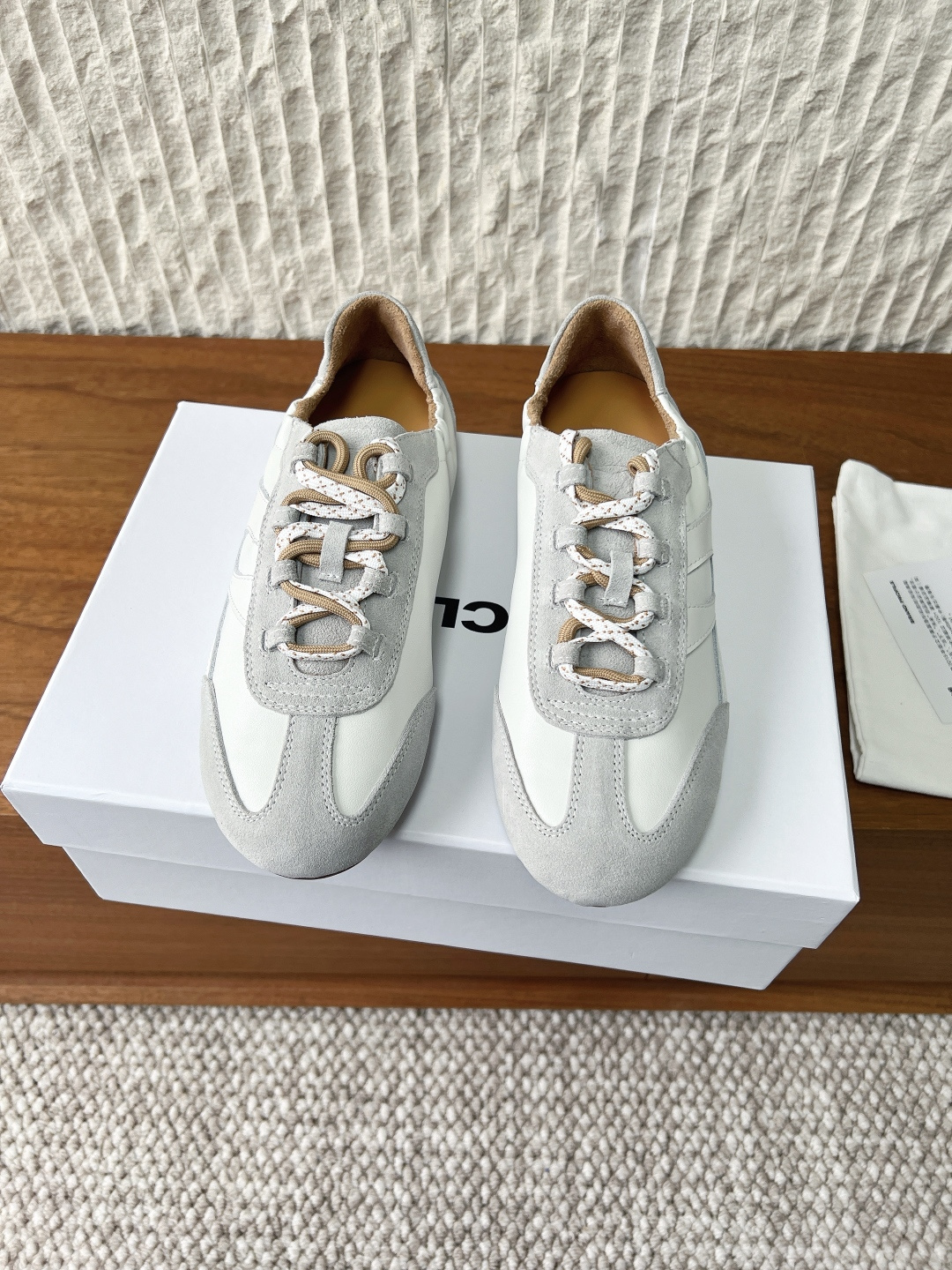 NO:758832,G119 ARTICLE NO Niche trendy brand 26ss spring and summer new style retro ballet shoes Forrest Gump shoes moral training shoes The color matching of the upper is by no means random, but like flipping through a faded sports yearbook. The colors are extracted from the retro sapphire blue and red on the gymnastics uniforms of the 1970s, as well as the light pink and satin gray of the old ballet shoes. These color blocks are spliced in an asymmetrical but balanced geometric way, and the seams are handled cleanly  The shoe shape is the core idea of the design. It retains the delicate outline of the rounded and shallow mouth of ballet flats and the delicate lines that modify the ankle. The outsole is a lightweight and flexible flat rubber, and its texture may be based on the anti-slip points of ballet shoes or the classic tooth pattern of sports shoes. This kind of upper is made of original imported cow suede/cowhide, the lining is cowhide, and the outsole is original custom-made non-slip rubber outsole.  Size35-39 (40 customized, non-refundable), casual shoes/sports shoes, flats, sneakers, cowhide19860909G119 ARTICLE NO 小众潮牌 26ss春夏新款 复古 芭蕾鞋 阿甘鞋 德训鞋 鞋面的拼色绝非随意为之,而是如同翻阅一本褪色的运动年鉴. 色彩提取自70年代体操服上的复古宝蓝与正红,以及旧式芭蕾舞鞋的浅粉与缎面灰. 这些色块以不对称但平衡的几何方式拼接,接缝处处理得干净利落 鞋型是设计的核心巧思.保留了芭蕾平底鞋圆润浅口的秀气轮廓与修饰脚踝的纤巧线条 外底是轻质灵活的平底橡胶,其纹路可能借鉴了芭蕾舞鞋的防滑点或运动鞋的经典齿纹.这种 鞋面采用原版进口牛反绒/牛皮 内里垫脚牛皮 大底原版定制防滑橡胶大底 Size35-39（40定做不退换）,休闲鞋/运动鞋,flats,sneakers,cowhide,Women's Shoes