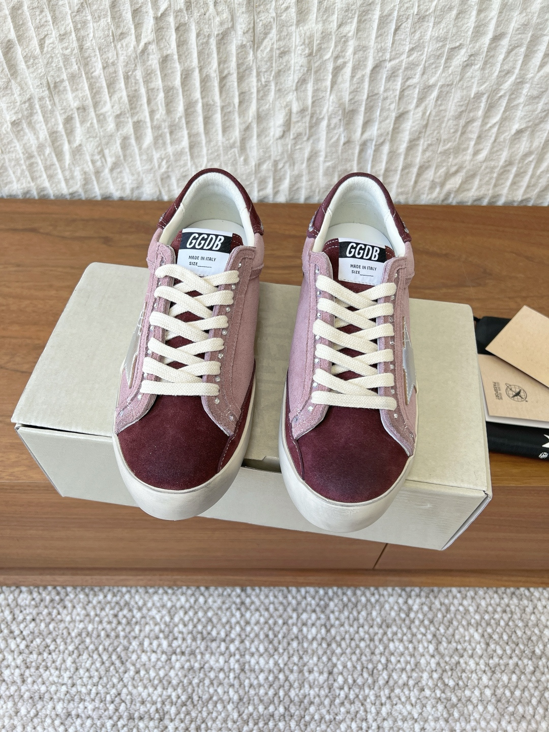 NO:758847,G119 Golden Goose niche trendy brand 26ss spring and summer new style retro star casual shoes DB new color dirty shoes became popular earlier than white shoes, breaking the traditional aesthetic, small dirty shoes did it!  Celebrity private server on-feet demonstration is so versatile!  You no longer have to worry about washing your shoes!  The process of polishing, coloring, and making the shoes dirty is all done by hand, super retro!  The upper is made of original imported custom cowhide/cowhide, the lining is terry cloth/cowhide, the outsole is original custom-made non-slip high foam welt + rubber outsole Size35-39 (customized for 40, non-refundable), casual shoes/sports shoes, sneakers, cowhide19860909G119 Golden Goose 小众潮牌 26ss春夏新款 复古 星星 休闲鞋 DB新色小脏鞋火红程度比小白鞋还要早,打破传统审美,小脏鞋做到了！ 明星私服上脚示范 就是这么百搭 ！再也不用担心洗鞋的问题啦！ 鞋子从打磨上色,以及把鞋子变脏的过程都是纯手工完成,超级复古！ 鞋面采用原版进口定制牛皮/牛皮 内里垫脚毛巾布/牛皮 大底原版定制防滑高发泡沿条+橡胶大底 Size35-39（40定做不退换）,休闲鞋/运动鞋,sneakers,cowhide,Women's Shoes