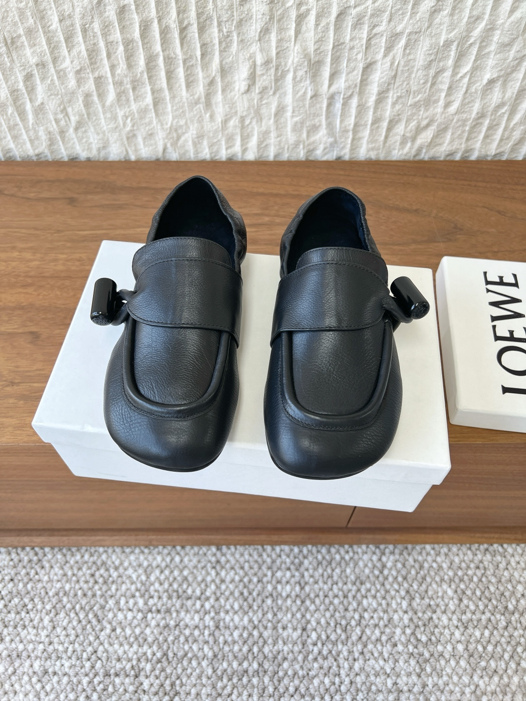 NO:758796,G119 Loewe 26ss spring and summer new model, flat button, Mary Jane loafers, single shoes worn by many celebrities in private wear. The simple design is both retro and simple. The leather is made of imported calf leather, which is super soft and can be stepped on. The whole version is particularly durable and easy to wear. The upper is super versatile and good-looking. The upper is made of original imported calf leather, the lining is made of sheep goat, and the sole is original customized Italian genuine leather outsole.  Size35-39 (40 customized, non-returnable), loafers, loewe, loewe, loafers, mary jane, cowhide, sheep, Leather soles19860909G119 Loewe 罗意威 26ss春夏新款 平底 纽扣 玛丽珍 乐福鞋 单鞋 很多明星私服穿搭 简单的设计既复古又简约 皮料选用进口胎牛皮 超级柔软 可后踩 整个版型特别耐看又好穿 上脚超级百搭好看 鞋面采用原版进口胎牛皮 内里垫脚羊猄 鞋底原版定制意大利真皮大底 Size35-39（40定做不退换）,乐福鞋,loewe,loewe,loafers,mary jane,cowhide,sheep,Leather soles,Women's Shoes