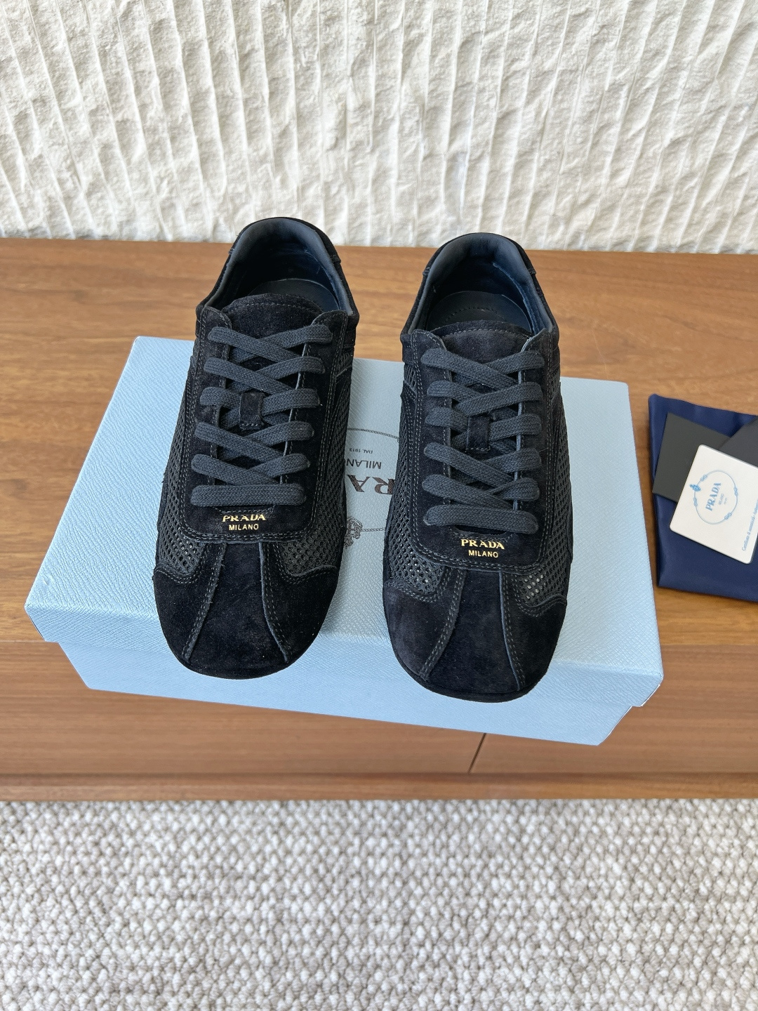 NO:758761,G119 Prada Prada 26ss Spring and Summer New Linea Rossa Series Couple Model Mesh Forrest Gump Shoes Casual Shoes Draw inspiration from classic driving shoes. The upper is made of soft suede and air layer mesh. It is paired with a deconstructed sole design to inject unrestricted dynamic vitality into the design!  Low-key luxury loafers, the best choice for the rich!  The soft rubber sole is known as the feeling of stepping on clouds ~ 100% comfort. The upper is made of delicate material, and the shoe shape is full of wrapping, soft and textured!  Full of high-end feel!  The upper is made of original imported cow suede/breathable mesh, the inner lining is sheepskin, and the sole is original custom-made non-slip rubber outsole Size 35-44 (women's size 40, men's size 45 is custom-made and non-returnable), casual shoes/sports shoes, prada, prada, sneakers, sheepskin19860909G119 Prada 普拉达 26ss春夏新款 Linea Rossa 系列 情侣款 网面 阿甘鞋 休闲鞋 从经典驾车鞋中汲取灵感 采用柔软的绒面与空气层网制作鞋面 搭配解构鞋底设计,给设计注入不设限的动感活力！ 低调奢华懒人鞋,富人的不二选择！ 软胶底素有踩云感之称～舒适度百分百 细腻材质鞋面,鞋型包裹感十足,柔和而有质感！高级感满满！ 鞋面采用原版进口牛反绒/透气网 内里垫脚羊皮 鞋底原版定制防滑橡胶大底 Size35-44（女码40,男码45定做不退换）,休闲鞋/运动鞋,prada,prada,sneakers,sheepskin,Women's Shoes