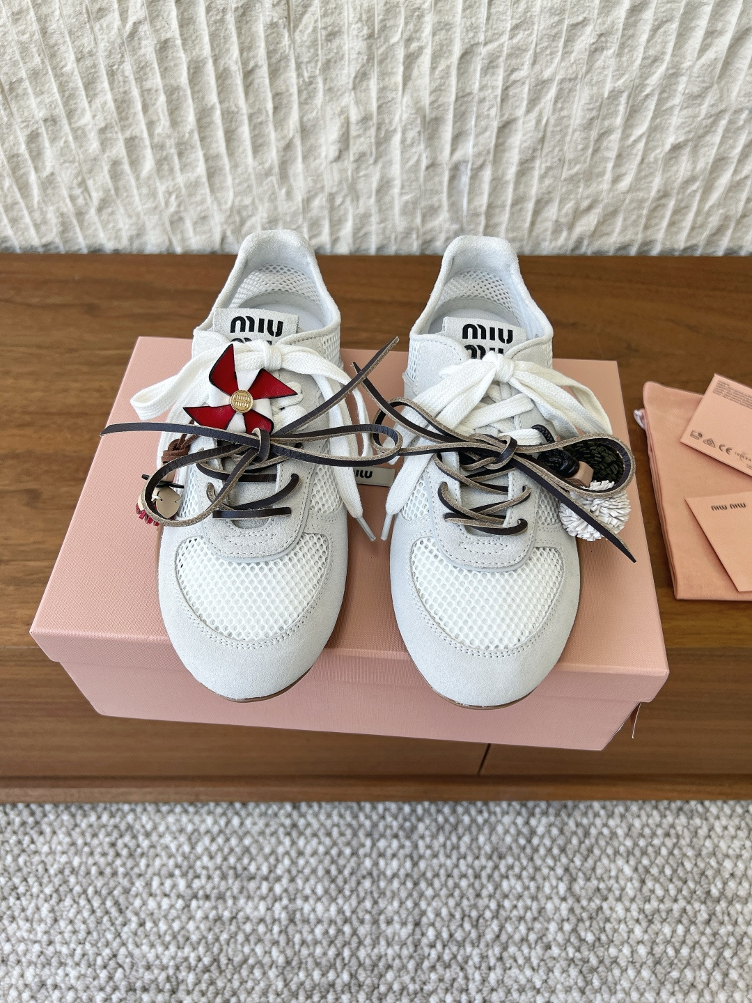 NO:758766,G119 Miu Miu 26ss new early spring flat mesh Forrest Gump shoes casual shoes. Effortlessly high-end, start with this pair of shoes. Breathable mesh + soft soles, comfortable for walking and standing for long periods of time. The iconic double-layer shoelaces and fur ball hangings make the basic model smart and refined. Whether you are commuting, dating or visiting an exhibition, you can quietly shine in the crowd.  Wear the girly feel of Miu style on your feet ~ the mesh surface is breathable and light, double-layer shoelaces + fur ball hangings, full of sweet and cool details. The four colors are gentle and suitable for spring and summer. They are soft when you step on them, giving you a sense of wind when you walk, and a sense of relaxation for daily outings. The upper is made of original imported cow suede/breathable mesh, and the inner lining is sheepskin. The outsole is original custom-made non-slip rubber outsole.  Size35-39 (40 customized, non-refundable), casual shoes/sports shoes, miumiu, sneakers, sheepskin19860909G119 Miu Miu 缪缪 26ss早春新款 平底 网面 阿甘鞋 休闲鞋 不费力的高级感,从这双鞋开始. 透气网面+柔软鞋底,走路久站都舒服. 标志性的双层鞋带和毛球挂饰,让基础款也变得灵动又精致. 不管是通勤、约会还是逛展,都能让你在人群里悄悄发光. 把miu系少女感穿在脚上～网面透气又轻盈, 双层鞋带+毛球挂饰,甜酷细节拉满. 四色温柔适配春夏,踩上去软乎乎的,是走路都带风的千金感,也是日常出街的松弛感. 鞋面采用原版进口牛反绒/透气网 内里垫脚羊皮 大底原版定制防滑橡胶大底 Size35-39（40定做不退换）,休闲鞋/运动鞋,miumiu,sneakers,sheepskin,Women's Shoes