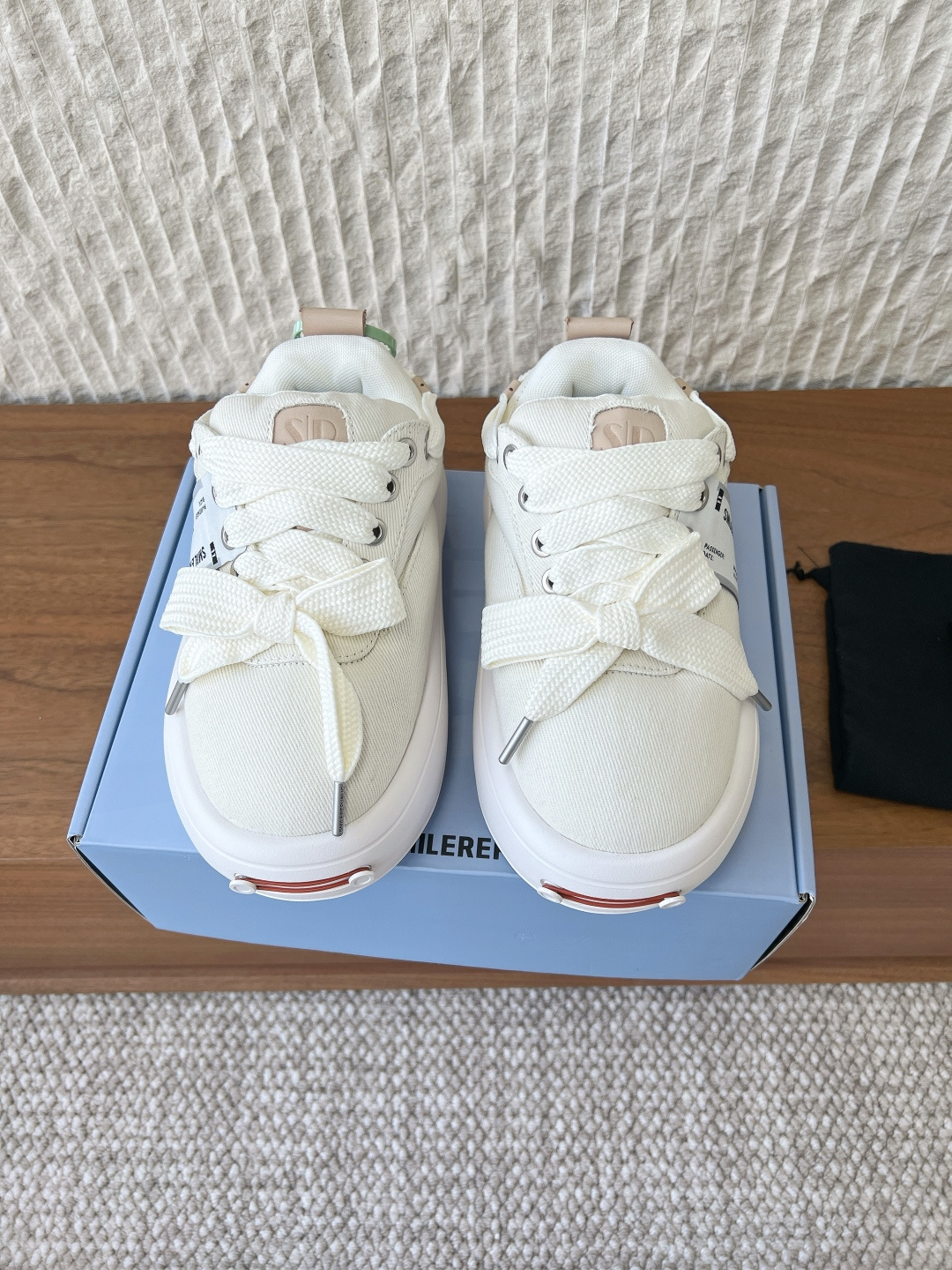 NO:758780,G119 SMILEREPUBLIC niche trendy brand 26ss spring and summer new open-smile thick-soled bread shoes continue the brand's classic 'open-smile' curved toe, reverse bow laces and side plane ticket decoration, which are highly recognizable. The shoes come with extra shoelaces, which can be freely matched and changed to meet individual needs. The rubber outsole has strong wear resistance and good grip, and can cope with daily activities.  The shoe shape is loose and does not squeeze the feet, and is friendly to wide feet, but some styles are a bit heavy, so it is recommended to choose the size after trying them on. The style takes into account fashion and childishness, and can be adapted to daily leisure, school, travel and other scenes. The upper is made of original imported cloth, the inner foot pad is breathable mesh, the bottom thickness is 6cm, the outsole is original custom-made rubber foam outsole, Size35-39 (customized for 40, non-refundable), casual shoes/sports shoes, sneakers19860909G119 SMILEREPUBLIC 小众潮牌 26ss春夏新款 开口笑 厚底 面包鞋 延续了品牌经典的“开口笑”弧形鞋头、反向蝴蝶结鞋带和侧边飞机票装饰,辨识度极高. 鞋款附赠额外鞋带,可自由搭配变换风格,满足个性化需求. 橡胶大底耐磨性强、抓地力好,能应对日常活动场景. 鞋型宽松不挤脚,对宽脚友好,但部分款式自重略沉,建议试穿后选择尺码. 风格兼顾时尚与童趣,日常休闲、上学、出游等场景都能适配. 鞋面采用原版进口布面 内里垫脚透气网 底厚6cm 大底原版定制橡胶发泡大底 Size35-39（40定制不退换）,休闲鞋/运动鞋,sneakers,Women's Shoes