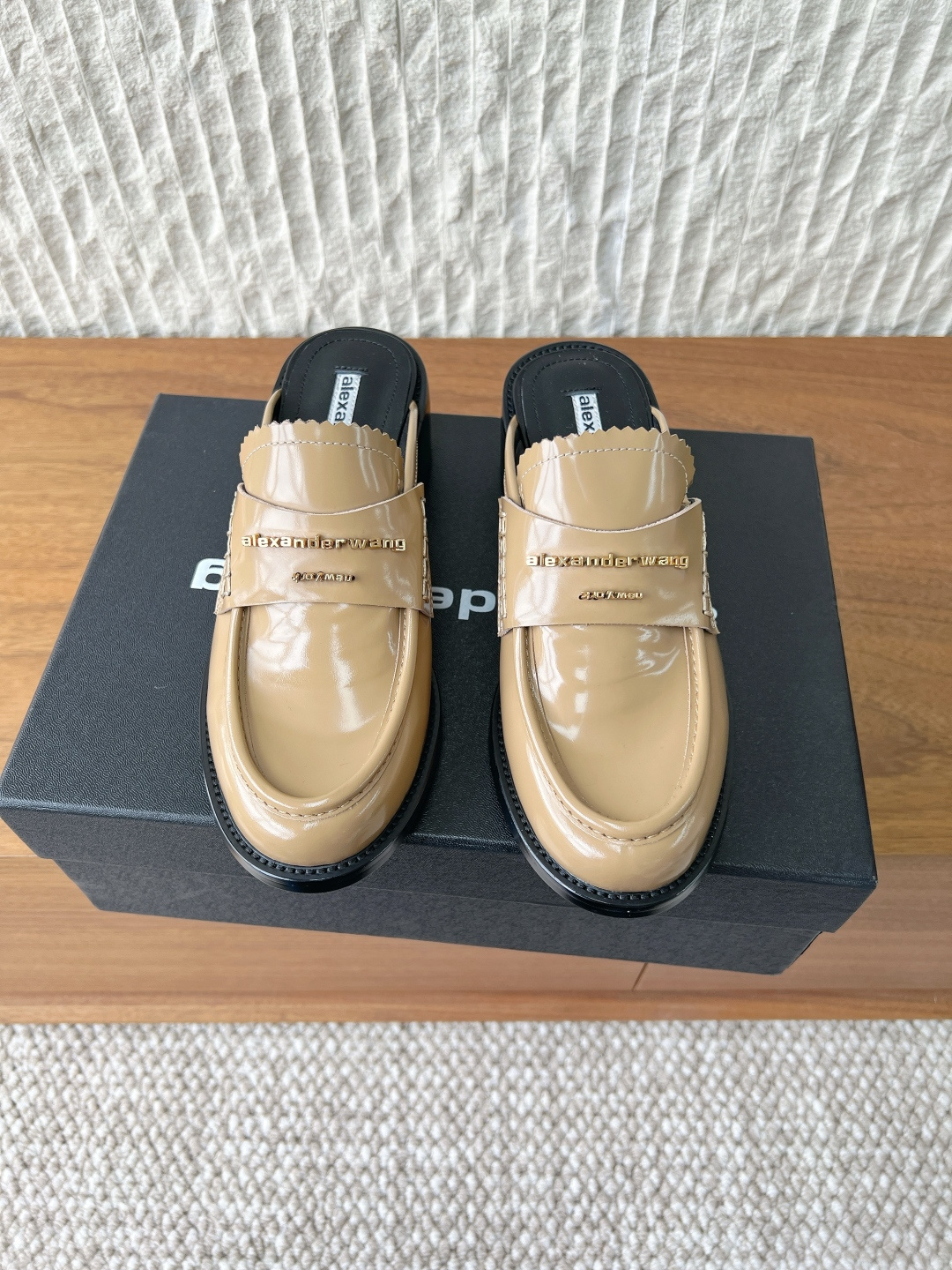 NO:789134,Alexander Wang 26ss spring and summer new Carter thick-soled Muller half-drag is definitely a must-have item for leg exercisers. It is low-key and versatile in black. The imported shiny open-edge beaded leather is paired with the iconic brand metal logo. The thick-soled design makes it easy to have long legs. It is predicted that it will become a new out-of-stock product, and celebrities and bloggers from all over the world are buying it!  Predicted to become the new out-of-stock king!  !  !  !  The upper is made of original imported open-edge beads. The lining is sheepskin. The heel height is 5.5cm. The outsole is original and customized. Italian genuine leather outsole. Size35-39 (40.41 custom-made and non-refundable), half drag, alexander wang, cartier, sheepskin, Leather soles.19860909Alexander Wang 亚历山大王 26ss春夏新款 Carter 厚底 穆勒 半拖 绝对是腿精必备神器,低调百搭的黑色 进口亮面开边珠皮料搭配上标志性的品牌金属徽标,厚底设计轻松拥有大长腿 预测会成为新晋断货各路明星网红博主都纷纷上脚！预测会成为新晋断货王！！！！ 鞋面采用原版进口开边珠 内里垫脚羊皮 跟高5.5cm 大底原版定制意大利真皮大底 Size35-39（40.41定做不退换）,半拖,alexander wang,cartier,sheepskin,Leather soles,Women's Shoes