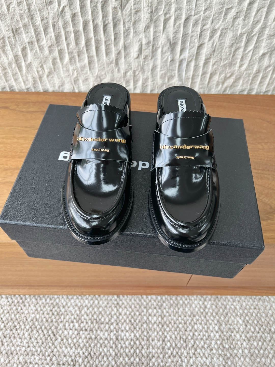 NO:789131,Alexander Wang 26ss spring and summer new Carter thick-soled Muller half-drag is definitely a must-have item for leg exercisers. It is low-key and versatile in black. The imported shiny open-edge beaded leather is paired with the iconic brand metal logo. The thick-soled design makes it easy to have long legs. It is predicted that it will become a new out-of-stock product, and celebrities and bloggers from all over the world are buying it!  Predicted to become the new out-of-stock king!  !  !  !  The upper is made of original imported open-edge beads. The lining is sheepskin. The heel height is 5.5cm. The outsole is original and customized. Italian genuine leather outsole. Size35-39 (40.41 custom-made and non-refundable), half drag, alexander wang, cartier, sheepskin, Leather soles.19860909Alexander Wang 亚历山大王 26ss春夏新款 Carter 厚底 穆勒 半拖 绝对是腿精必备神器,低调百搭的黑色 进口亮面开边珠皮料搭配上标志性的品牌金属徽标,厚底设计轻松拥有大长腿 预测会成为新晋断货各路明星网红博主都纷纷上脚！预测会成为新晋断货王！！！！ 鞋面采用原版进口开边珠 内里垫脚羊皮 跟高5.5cm 大底原版定制意大利真皮大底 Size35-39（40.41定做不退换）,半拖,alexander wang,cartier,sheepskin,Leather soles,Women's Shoes