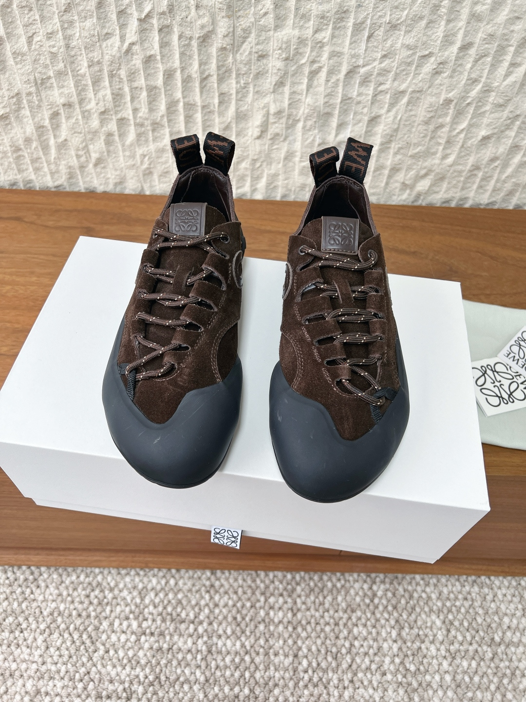 NO:789135,G310 Loewe Loewe 26ss spring and summer new style couple model Thick-soled Forrest Gump shoes Casual shoes Dexun shoes This suede sneaker has a delicate texture and a black rubber sole, which is simple and modern. There are branded webbing on the tongue and heel, and the details are perfect. The insole is comfortable and suitable for daily wear or light sports. The purple color is super eye-catching, and it looks great with casual or street style!  Anagram logo, highly recognizable!  The thick-soled rubber sole has great grip and comfort. It can be easily used for daily commuting and casual outings. It has both retro and modern feel. The black color is versatile and can be worn in skirts and trousers, making it easy to create a fashionable look. The upper is made of original imported first-layer cowhide/cow suede. The inner lining is sheepskin. The sole is original custom-made non-slip rubber outsole.  Size35-44 (women's size 40, men's size 45, custom-made and non-returnable), casual shoes/sports shoes, loewe, loewe, sneakers, skirts, cowhide, sheepskin, chamois leather19860909G310 Loewe 罗意威 26ss春夏新款 情侣款 厚底 阿甘鞋 休闲鞋 德训鞋这款麂皮运动鞋,质感细腻,搭配黑色橡胶鞋底,简约又有现代感. 鞋舌和后跟有品牌织带,细节满分. 鞋垫舒适,适合日常穿搭或轻运动,紫色超吸睛,随便搭休闲或街头风都很出彩！ Anagram标志,辨识度超高！厚底橡胶鞋底,抓地力和舒适度都很棒 日常通勤、休闲出街都能轻松驾驭 复古与现代感兼具,黑色百搭,裙装裤装都能hold住,轻松打造时髦造型 鞋面采用原版进口头层牛皮/牛反绒 内里垫脚羊皮 鞋底原版定制防滑橡胶大底 Size35-44（女码40,男码45定做不退换）,休闲鞋/运动鞋,loewe,loewe,sneakers,skirts,cowhide,sheepskin,chamois leather,Women's Shoes
