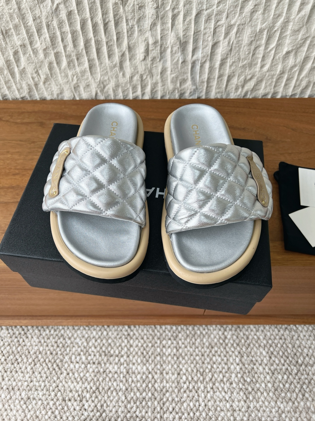 NO:787903,G586 Chanel Xiaoxiang 26ss spring and summer new style rhombus slippers, a must-have in the fashion world. The combination will interpret the meticulous, minimalist and classic elements that will never fade away. It will show a unique dressing style that is too beautiful to say. A must-have for summer. The upper is made of original imported sheepskin. The lining is mixed sheepskin. The outsole is original custom-made non-slip rubber outsole.  Size35-39 (40.41.42.43 customization is not returnable), slippers, chanel, slippers, sheepskin19860909G586 Chanel 小香 26ss春夏新款 菱格 拖鞋 时尚圈的绝绝子 搭配将演绎着细致 极简 永不褪去的经典元素  展现与众不同的穿搭风格美到无话可说 夏季必入款 鞋面采用原版进口羊皮 内里垫脚混种羊皮 大底原版定制防滑橡胶大底 Size35-39（40.41.42.43定制不退换）,拖鞋,chanel,slippers,sheepskin,Women's Shoes