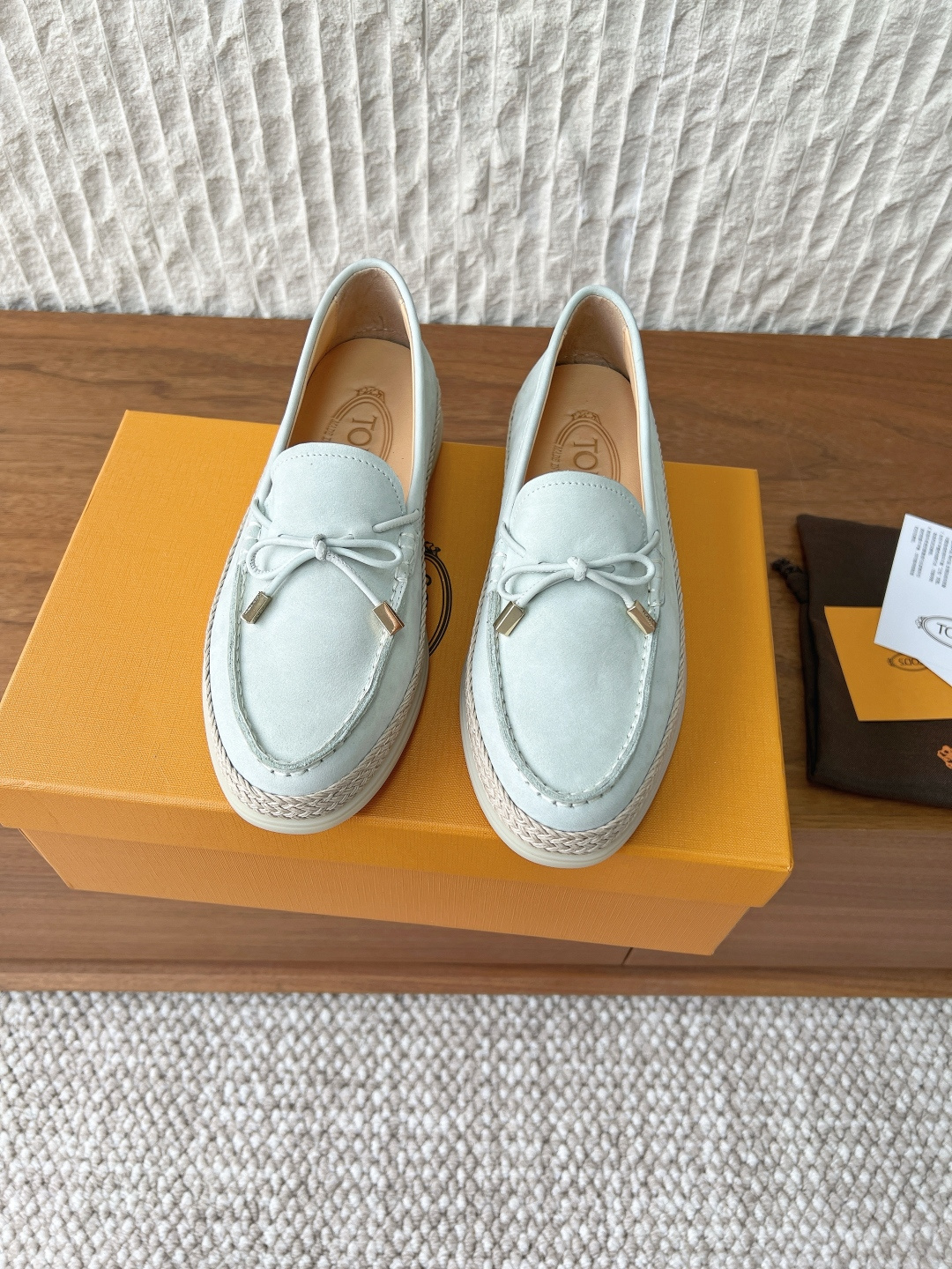 NO:787900,G635 TODS 26ss spring and summer new thick-soled casual shoes loafers. This loafer is made of velvety suede leather. The buckle is embellished with accessories with the brand name. The outsole is equipped with three-dimensional details and raffia edging. It is versatile and comfortable and can easily create a casual sense of fashion. Delivered in exquisite packaging. The fabric is made of original imported first-layer cow suede and the lining is sheepskin. The outsole is original custom-made non-slip rubber outsole.  Size35-39 (40 customized, non-refundable), loafers, Tod's, loafers, sheepskin19860909G635 TODS 托德斯 26ss春夏新款 厚底 休闲鞋 乐福鞋 本款乐福鞋以丝绒般的翻绒革制成,扣带点缀带品牌名称的配件,外底设有立体感细节和拉菲草嵌边,百搭舒适,轻松打造不经意的时尚感. 配送精美包装 面料采用原版进口头层牛反绒 内里垫脚羊皮 大底原版定制防滑橡胶大底 Size35-39（40定做不退换）,乐福鞋,Tod's,loafers,sheepskin,Women's Shoes