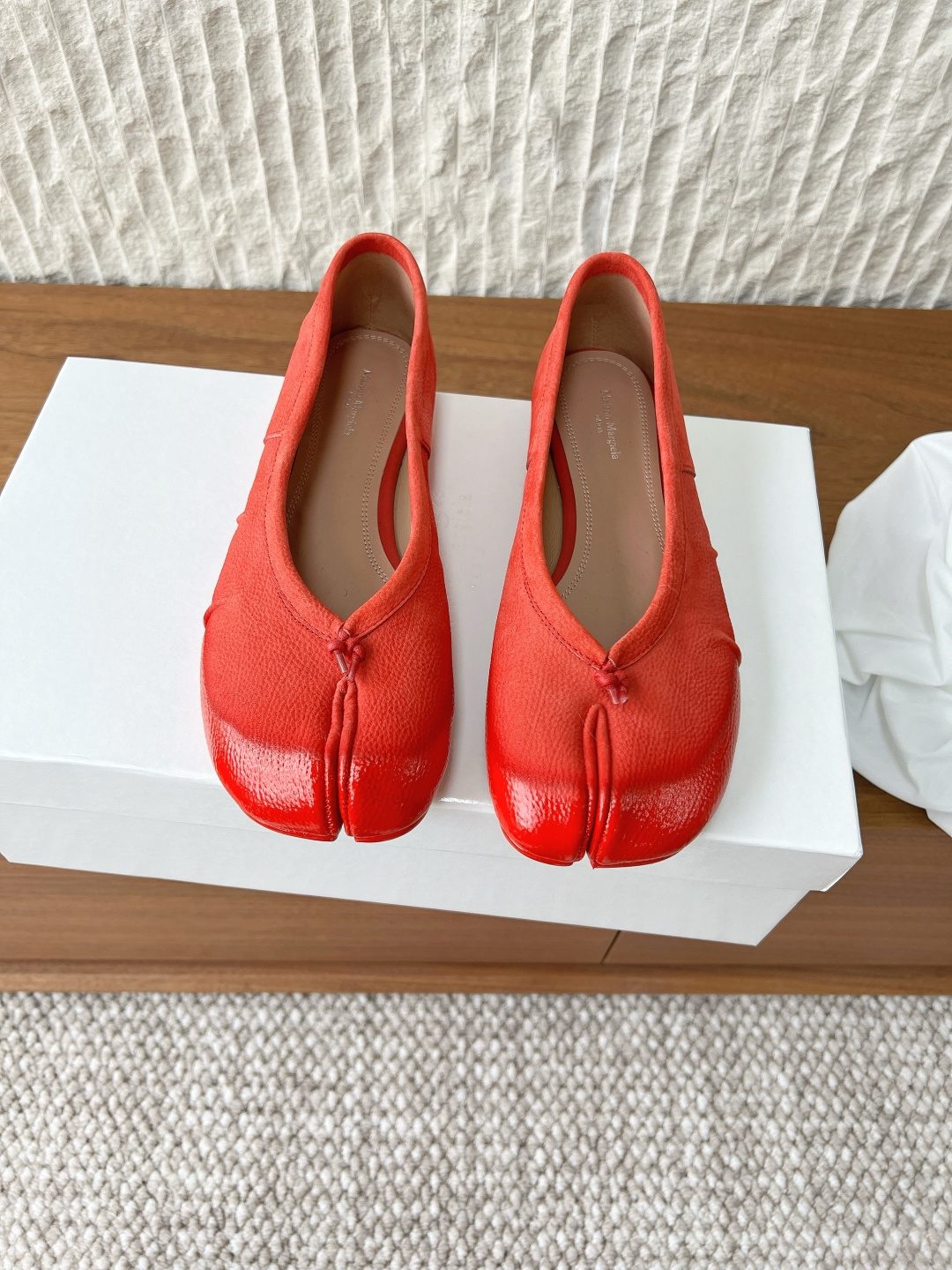 NO:787894,G279 Maison Margiela 26ss new spring and summer Tabi split-toe ballet shoes are its iconic items, combining design and comfort, and are a highly sought-after 'niche hot item' in the fashion circle. The bright red paint process has an eye-catching color and strong gloss. It is paired with a classic shallow-mouth ballet shoe shape, which is in line with the high-recognition colors such as 'Benming Red' and 'Facai Red' launched by the brand in recent years.  The upper foot is not constrained by routine, you can be yourself as you like~ The upper foot is super soft and comfortable. The upper is made of original imported cow nubuck. The lining is sheepskin. The outsole is original custom-made Italian double-layer leather outsole. Size35-39 (40.41.42 custom-made, non-returnable), split-toe shoes, masion margiela, sheepskin, Leather soles19860909G279 Maison Margiela 马吉拉 26ss春夏新款 Tabi 分趾鞋芭蕾舞鞋 属于其标志性单品,兼具设计感与舒适度,是时尚圈备受追捧的“小众爆款”. 鲜红色淋漆工艺,色泽抢眼、光泽感强,搭配经典浅口芭蕾舞鞋型,符合品牌近年来推出的“本命红”和“发财红”等高辨识度配色. 上脚不被常规所拘束,随心所欲做自己～上脚超级柔软舒适 鞋面采用原版进口牛磨砂 内里垫脚羊皮 大底原版定制意大利双层真皮大底 Size35-39（40.41.42定做不退换）,分趾鞋,masion margiela,sheepskin,Leather soles,Women's Shoes