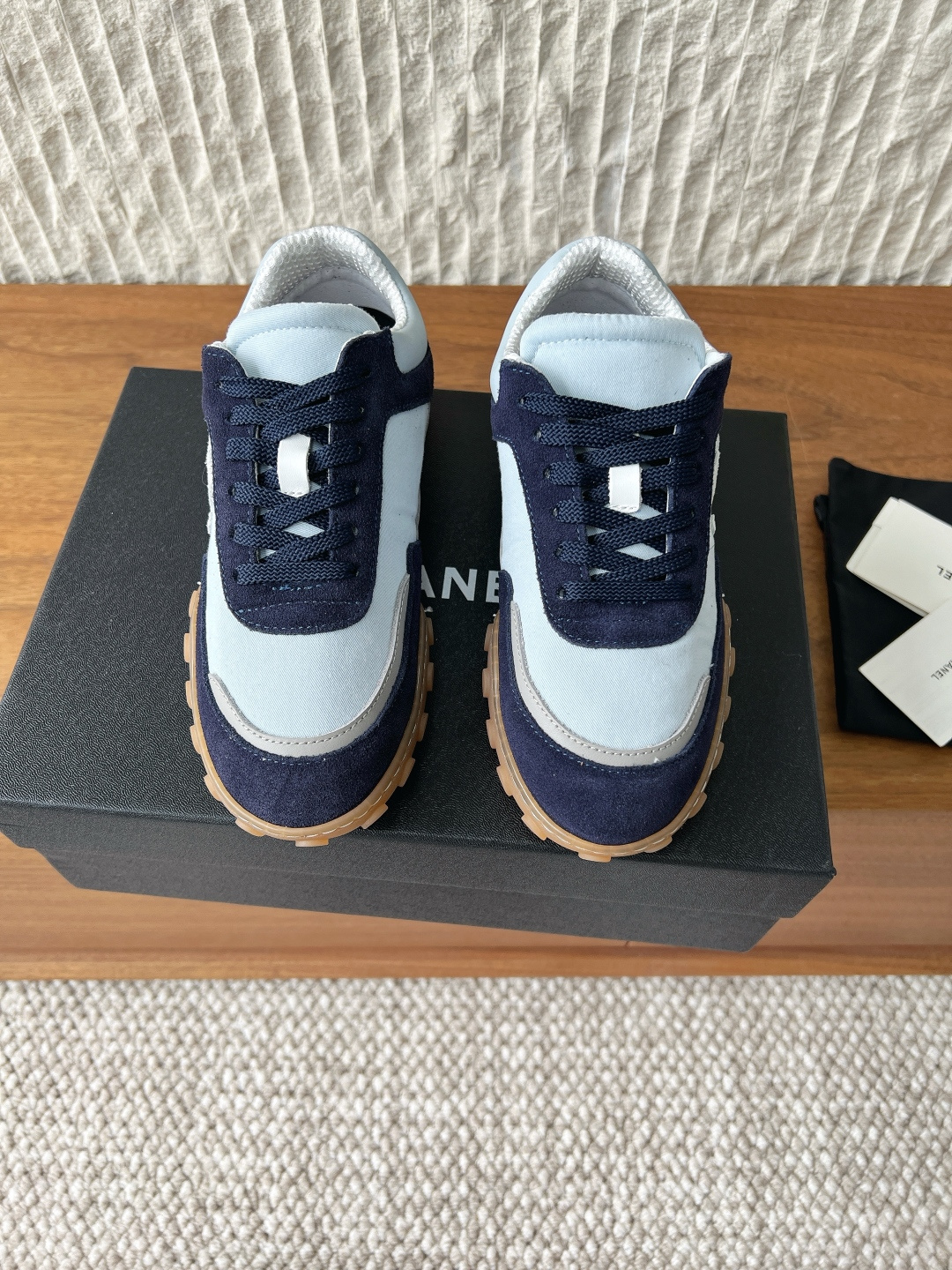 NO:787885,Chanel Xiaoxiang 26ss new spring and summer thick-soled Forrest Gump shoes casual shoes. Another super hot style, the love of Internet celebrity bloggers and ladies, various praises on social platforms, super popular, high quality, breathable and super spring and summer. Seeing this issue always arouses the inner desire of girls for fashion. The latest suede material, classic black and white color matching, full of fashionable feeling on the feet, easy to take care of, and exquisite delivery packaging. The fabric is made of original imported cowhide/twill fabric  Breathable mesh inner padding, original custom-made non-slip rubber outsole, Size35-39 (custom-made for 40, non-returnable), casual shoes/sports shoes, chanel, sneakers, cowhide, chamois leather19860909Chanel 小香 26ss春夏新款 厚底 阿甘鞋 休闲鞋 又一超级大爆款,网红博主小姐姐们的挚爱,社交平台的各种夸赞,人气超高质感透气超级春夏,看到这期总能唤起少女内心对时髦的诉求 最新麂皮材质 经典黑白配色 上脚时髦感十足 容易打理 配送精美包装 面料采用原版进口牛皮/斜纹布 内里垫脚透气网 鞋底原版定制防滑橡胶大底 Size35-39（40定做不退换）,休闲鞋/运动鞋,chanel,sneakers,cowhide,chamois leather,Women's Shoes