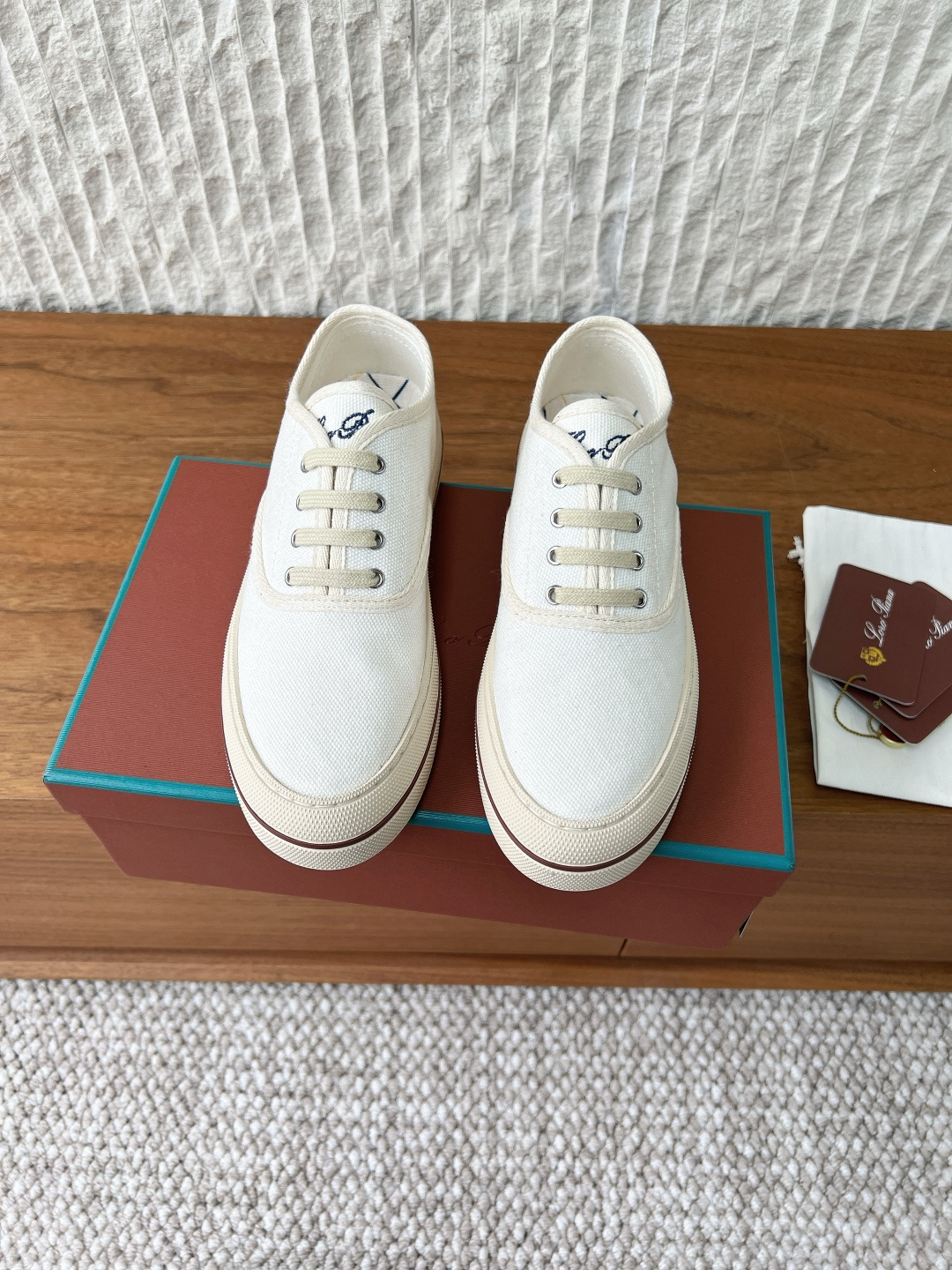 NO:787888,G090 Loro Piana 26ss spring and summer new Nantuet Walk series thick-soled canvas shoes casual shoes Nantuet Walk sneakers are timeless in design, exuding a calm atmosphere of classic nautical style, ideal for creating a relaxed and casual look. Crafted from exquisite and tough cotton-blend primary-color canvas, the texture is light and breathable. The exquisite details are carefully designed with tonal topstitching, retro silver eyelets, and two pairs of cotton shoelaces -  One set echoes the color of the sole, and the other set is consistent with the color of the upper. It can be switched at will to interpret various styling options. The fabric is made of original imported high-density canvas. The inner foot pad is high-density canvas. The outsole is original custom-made non-slip rubber outsole. Size35-39 (customized for 40 yuan, non-refundable), casual shoes/sports shoes, loro piana, sneakers19860909G090 Loro Piana 诺悠翩雅 26ss春夏新款 Nantuet Walk系列 厚底 帆布鞋 休闲鞋 Nantuet Walk运动鞋采用隽永设计,散发经典航海风格的从容气息,是打造轻松休闲造型的理想之选.采用精致而坚韧的棉质混纺原色帆布匠心打造,质地轻盈透气.考究细节经过精心设计同色系明缝线、复古银色鞋眼,以及两副棉质鞋带 — 一套与鞋底配色相呼应,另一套与鞋面色调一致,可随心切换,演绎多样造型选择 面料采用原版进口高密度帆布 内里垫脚高密度帆布 大底原版定制防滑橡胶大底 Size35-39（40定做不退换）,休闲鞋/运动鞋,loro piana,sneakers,Women's Shoes