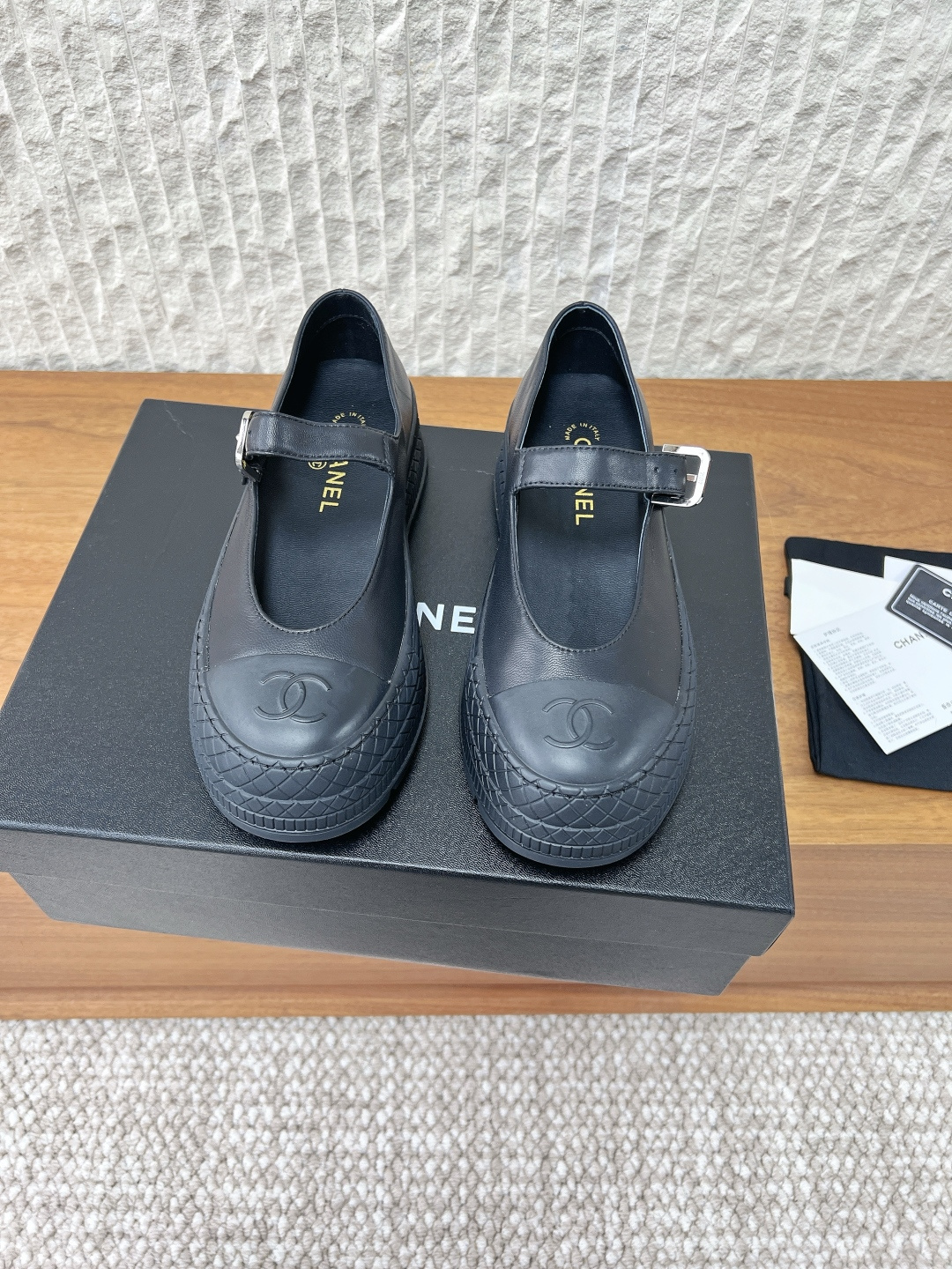 NO:787880,G100 Chanel Xiaoxiang 26ss spring and summer new style thick-soled Mary Jane shoes. A pair of casual + girly shoes. They are very good and look good when worn. At first glance, I felt a bit clumsy. Only when I put them on did I realize that I am superficial. Oh my God, how can it be so good-looking and so comfortable? The most important thing is that the feet look so delicate and the legs are so long. I am instantly moved and must be reserved for myself.  The new designer's aesthetic is online, abandoning complexity and gorgeousness, and perfectly integrating practicality and high-end sense. This model is really worth buying with your eyes closed. You can buy two pairs without too much. The classic black and white color scheme is easy to choose and will turn heads. The thick-soled design makes you taller and slimmer, and your feet feel comfortable, so you can walk for a long time without any pressure. The upper is made of original imported sheepskin, and the inner lining is sheepskin. The sole is 5.5cm thick. The sole is original customized TPU rubber outsole.  Size35-39 (40. Customization is non-refundable), Mary Jane, chanel, mary jane, sheepskin19860909G100 Chanel 小香 26ss春夏新款 厚底 玛丽珍 单鞋 一双休闲+少女结合的鞋 穿起来很乖很好看 第一眼感觉有点笨笨的 穿上才发现是我肤浅了 天啊 怎么可以那么好看 那么舒服 最最主要的是显得脚好秀气 腿好长 瞬间心动 必须自留 新设计师审美在线,摒弃繁复华丽,把实用与高级感完美融合,这款真的值得闭眼入,入手两双都不嫌多. 经典黑白配色 轻松拿捏高回头率.厚底设计显高显瘦,脚感舒适,长时间行走也毫无压力 鞋面采用原版进口羊皮 内里垫脚羊皮 底厚5.5cm 鞋底原版定制TPU橡胶大底 Size35-39(40.定制不退换),玛丽珍,chanel,mary jane,sheepskin,Women's Shoes