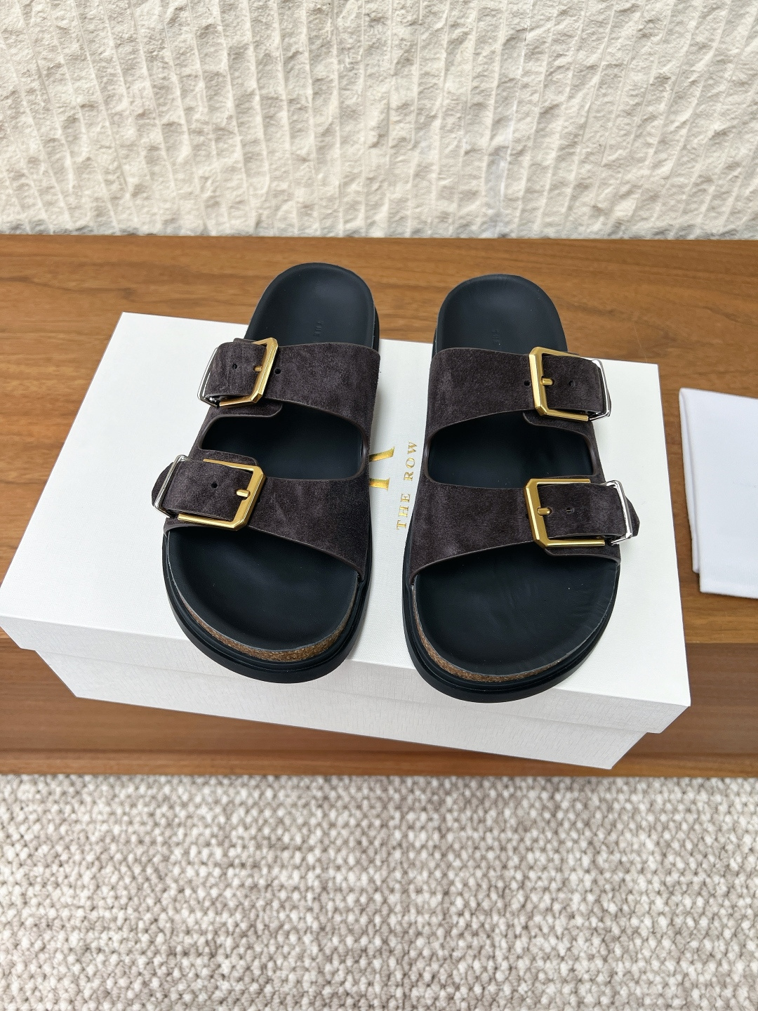 NO:787878,G133 The row 26ss spring and summer new style flat bottom gold buckle thick bottom platform slippers. One of the most popular brands in the past two years, almost bloggers have a pair!  The summer season is coming, I recommend this casual yet stylish style. I feel like this lazy pair is about to explode in popularity. Whether paired with linen leg pants, it will look very eye-catching!  Must buy a pair!  In the hot summer, a pair of light and comfortable shoes is indispensable. These oak-made Birkenstock cork shoes, retro double-button casual beach slippers, are simply a lifesaver!  The upper is made of original imported cow suede/horse hair, the lining is sheepskin, and the sole is original custom-made water platform combination rubber outsole Size 35-39 (customized for 40 yuan, non-returnable), slippers, slippers, sheepskin19860909G133 The row 26ss春夏新款 平底 金扣 厚底水台 拖鞋 近两年最火之一的品牌,几乎博主人手一双！夏日的季节就要到了,推荐这款随性又不乏设计感的,这款懒人我感觉即将要爆火 无论是配,亚麻腿裤还是都可以很亮眼！必须入手一双！ 夏日炎炎,少不了一双轻盈又舒适的,这款橡木材质勃肯软木鞋复古双扣休闲沙滩女拖,简直就是救星！ 鞋面采用原版进口牛反绒/马毛 内里垫脚羊皮 鞋底原版定制水台组合橡胶大底 Size35-39 (40定做不退换),拖鞋,slippers,sheepskin,Women's Shoes