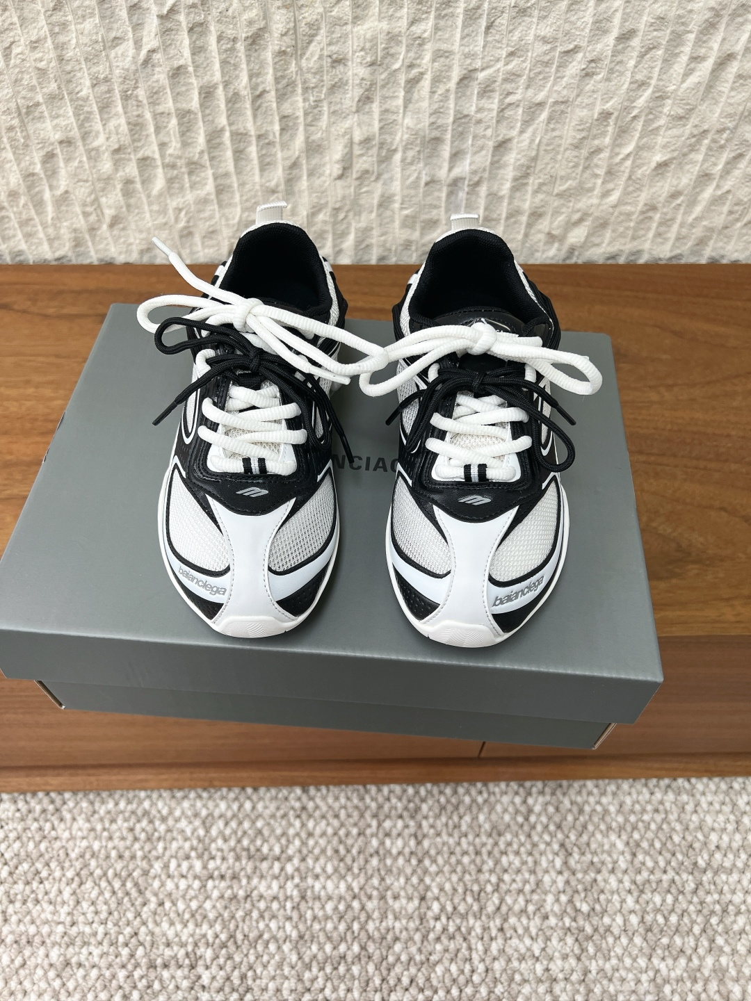 NO:787876,G236 Balenciaga 26ss spring and summer new Radar series casual shoes sports shoes Balenciaga launches a new Radar sports shoe series, using retro sports aesthetics to reconstruct the future. The shoes are made of mesh and synthetic leather, with multi-color laces and iconic brand logos embellished on the shoe body. From pink and purple contrast to silver and blue gradient, multiple colors are suitable for street styles, both recognizable and practical. The fabric is made of original imported cowhide leather/breathable mesh  Breathable mesh inner padding, original custom-made non-slip rubber outsole, Size 35-39 (40.41 custom-made, non-refundable), casual shoes/sports shoes, balenciaga, balenciaga, sneakers, cowhide19860909G236 Balenciaga 巴黎世家 26ss春夏新款 Radar系列 休闲鞋 运动鞋 Balenciaga 推出全新Radar运动鞋系列,以复古运动美学重构未来感.鞋款采用网眼与合成革拼接,多色鞋带层次分明,标志性品牌标识点缀鞋身.从粉紫撞色到银蓝渐变,多元配色适配街头造型,兼具辨识度与实穿性 面料采用原版进口牛皮/透气网 内里垫脚透气网 鞋底原版定制防滑橡胶大底 Size35-39（40.41定做不退换）,休闲鞋/运动鞋,balenciaga,balenciaga,sneakers,cowhide,Women's Shoes
