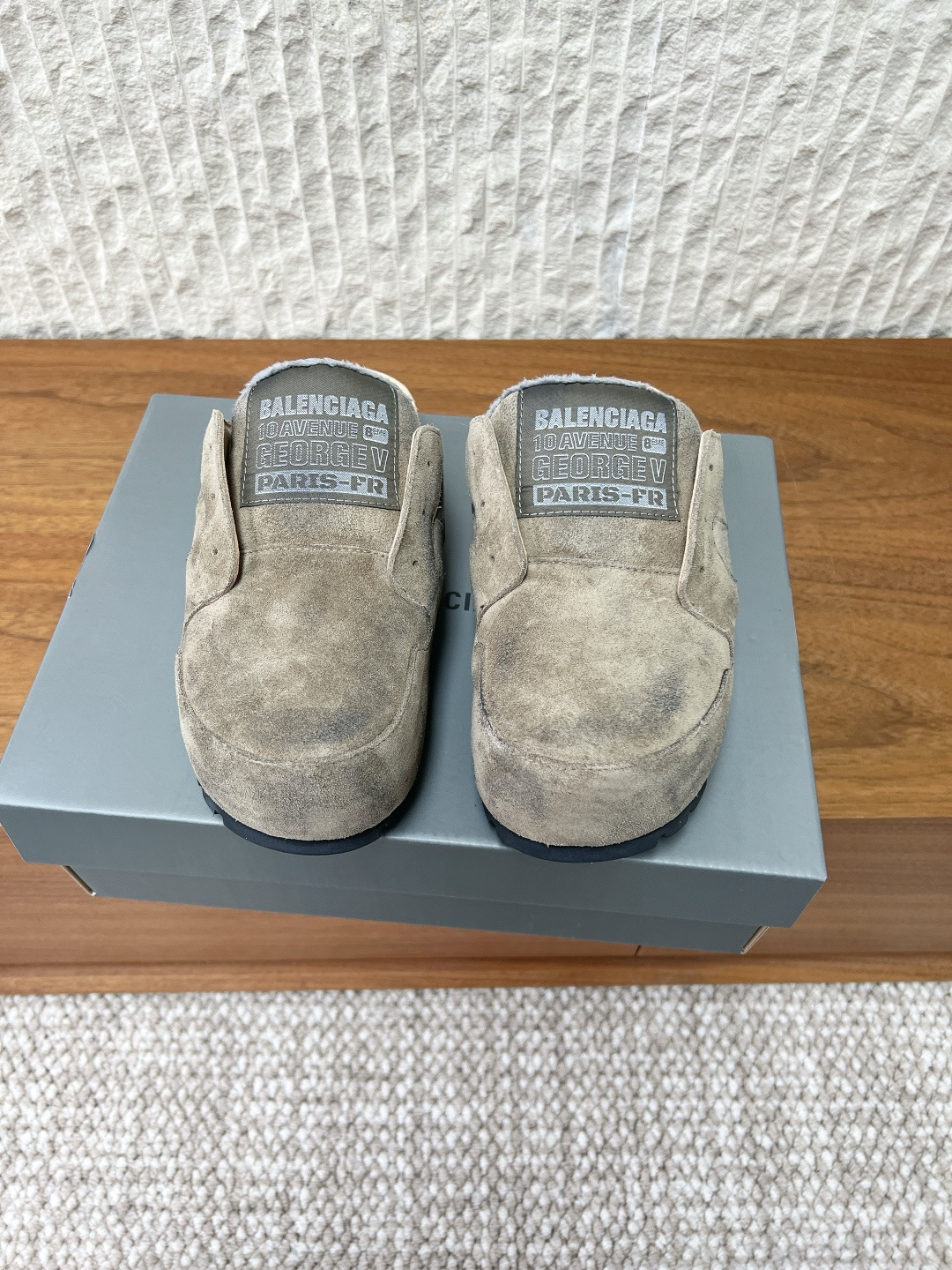 NO:787874,(Men's code) G762 Balenciaga 26ss early spring new model Dumbo Mule Mickey toe Birkenstock half drag, starting the retro lazy style 'Dumbo Mule' shoes are officially unveiled, seizing the trend with unique design! The gender-neutral series covers shoes and short boots, made of distressed suede, in white, black, and beige to match multiple styles.  The round toe + oversized tongue has a retro and relaxed feel, the embroidered label on the tongue hides the brand genes, and the cork insole is superimposed with a comfortable buff, which is fashionable and practical. The upper is made of original imported cow suede, the lining is made of cow suede, and the sole is original custom-made rubber outsole.19860909（男码）G762 Balenciaga 巴黎世家 26ss早春新款 Dumbo Mule 米奇头 勃肯 半拖 开启复古慵懒风「Dumbo Mule」鞋正式亮相,凭独特设计抢占潮流视野! 波无性别系列涵盖鞋与短靴,用做旧绒面革打造,白,黑,米色适配多格. 圆形鞋头+超大鞋舌自带复古松弛感,鞋舌刺绣标签暗藏品牌基因,软木鞋垫叠加舒适buff,时髦与实穿性拉满. 鞋面采用原版进口牛反绒 内里垫脚牛反绒 鞋底原版定制橡胶大底 码数35-39（40订做不退换),半拖,balenciaga,balenciaga,boots,Women's Shoes