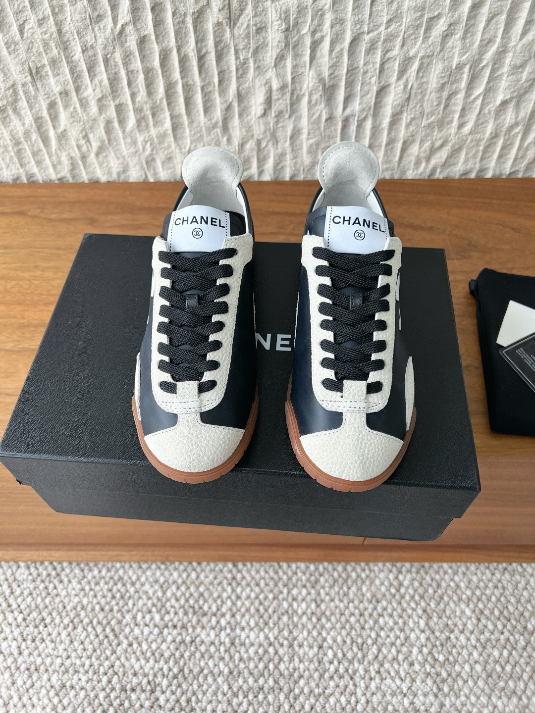 NO:787870,(Men's code) G606 Chanel Xiaoxiang 26ss early spring new style couple style retro moral shoes. The embroidery on the side of the shoe is a low-key but highly recognizable brand symbol, and the details highlight the luxurious texture. It uses a natural rubber outsole, which is non-slip and wear-resistant and has a retro matte texture. The built-in cushioning layer takes into account both styling and walking comfort.  Combining Chanel's classic aesthetics and retro sports style, it is the core item to create 'old money style' and 'intellectual style'. Whether it is daily commuting, afternoon tea dates or short trips, these shoes can be easily controlled and are 'universal shoes' that have both good looks and practicality. The upper is made of original imported frosted cowhide/silk cowhide, the lining is sheepskin, and the sole is original custom-made raw rubber outsole.  Size39-44 (women's size 40, men's size 45, customization is not returnable), casual shoes/sports shoes, chanel, chanel, sneakers, cowhide, sheepskin19860909（男码）G606  Chanel 小香 26ss早春新款 情侣款 复古 德训鞋 鞋身侧面的刺绣,是低调却极具辨识度的品牌符号,细节处彰显奢华质感.采用天然生胶大底,防滑耐磨且自带复古哑光质感,内置缓震层兼顾了造型感与行走舒适度. 融合了香奈儿的经典美学与复古运动风,是打造“老钱风”“知识分子风”的核心单品.无论是日常通勤、下午茶约会还是短途旅行,这几款鞋都能轻松驾驭,是兼具颜值与实用性的“万能鞋款”. 鞋面采用原版进口磨砂牛皮/丝绸牛皮 内里垫脚羊皮 鞋底原版定制生胶大底 Size39-44（女码40,男码45定制不退换）,休闲鞋/运动鞋,chanel,chanel,sneakers,cowhide,sheepskin,Women's Shoes