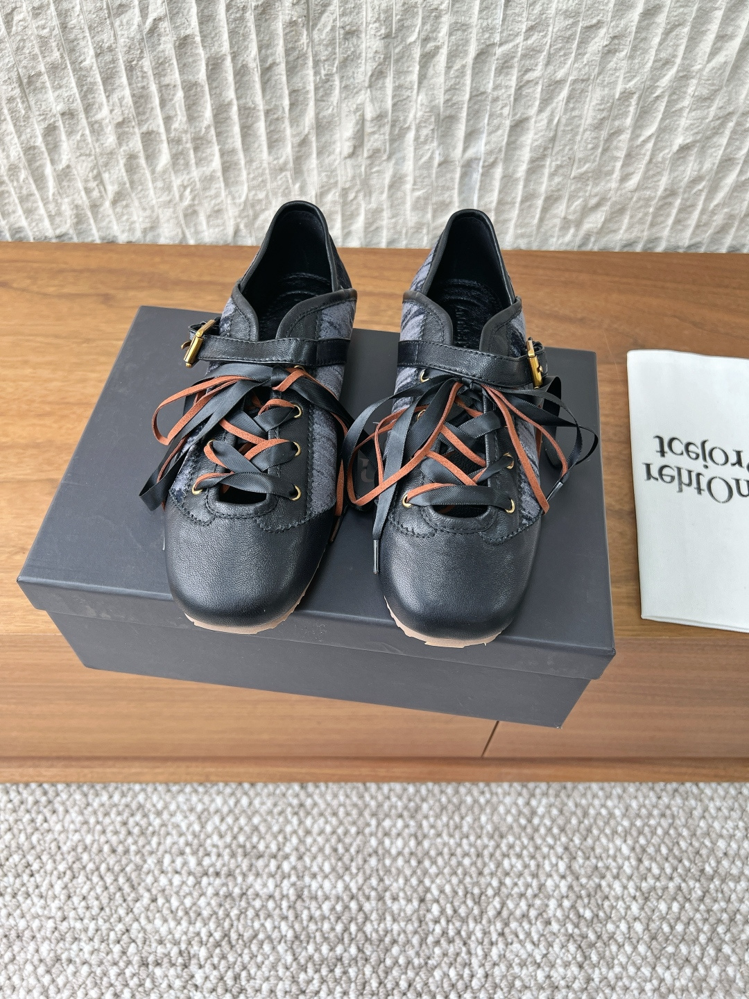NO:790122,G199 Anotherproject niche trendy brand 26ss spring new style lace-up ballet moral training shoes Another project's moral training shoes feel extremely soft and comfortable on the feet, classic black and white color scheme, elegant and retro. The elastic band at the back of the shoe makes the shoe and the foot fit better, and you can also step on your feet as slippers, which is more casual. The upper is made of original imported sheepskin/velvet, the lining is sheepskin, and the sole is original custom-made non-slip rubber outsole.  Size35-39 (40 customized, non-refundable), ballet shoes, slippers, sheepskin19860909G199 Anotherproject 小众潮牌 26ss春新款 系带 芭蕾舞 德训鞋 Another project这双的德训鞋脚感无比柔软舒适,黑白经典配色,优雅复古 鞋后的松紧带使得鞋子和脚更加贴合,也可以踩脚当作拖鞋,更加随性自在 鞋面采用原版进口羊皮/丝绒 内里垫脚羊皮 鞋底原版定制防滑橡胶大底 Size35-39（40定做不退换）,芭蕾舞鞋,slippers,sheepskin,Women's Shoes