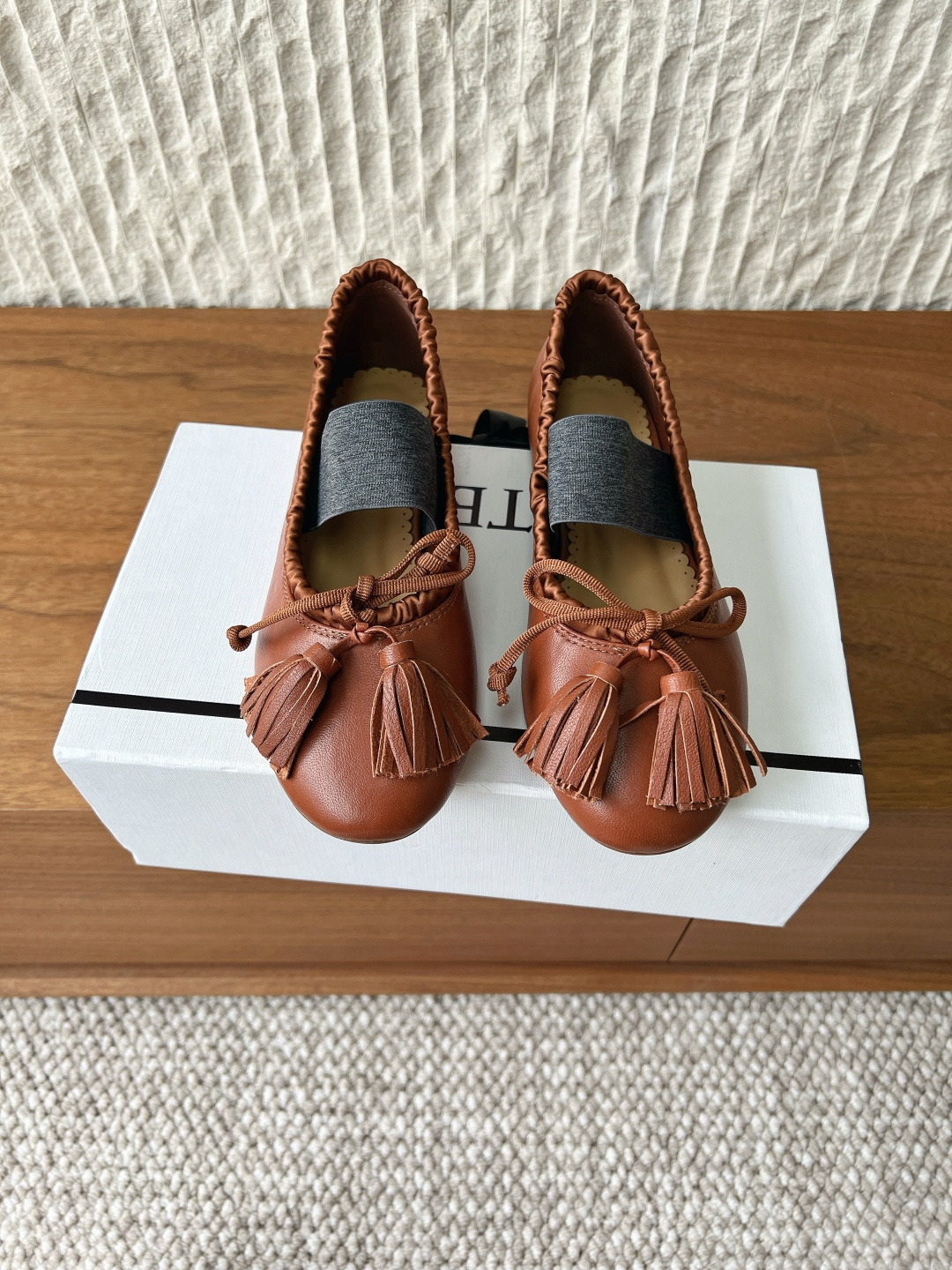 NO:790128,G199 Cotemp niche trendy brand 26ss early spring new style bow, tassels, ballet shoes, wear the laziness of South France on your feet ~ the delicate leather wrapped round-toe shoe shape with wavy edges is gentle and delicate, and the tassel bow is the finishing touch. The flexibility of swaying in the wind is so exciting, the elastic band design does not pick up on the shape of the foot, and it feels soft as if you are trapped in a cloud when you step on it.  Three colors of black and red caramel, with a retro feel. Pair it with a floral skirt to look like a French girl, and with jeans, you will look like a casual blogger. Every step tells the story of effortless elegance. The upper is made of original imported vegetable-tanned sheepskin, and the lining is sheepskin. The outsole is an original custom-made Italian leather outsole. Size35-39 (40 customizations are non-refundable), ballet shoes, skirts, jeans, sheepskin, Leather soles.19860909G199 Cotemp 小众潮牌 26ss早春新款 蝴蝶结 流苏 芭蕾舞鞋 把南法的慵懒穿在脚上～ 细腻皮革包裹圆头鞋型波浪边鞋口温柔又精致,流苏蝴蝶结是点睛之笔 随风轻晃的灵动太戳人,松紧带设计不挑脚型,踩上去软乎乎像陷进云朵里 黑红焦糖三色,复古感直接拉满,配碎花裙是法式少女,配牛仔裤是随性博主,每一步都在诉说不费力的优雅. 鞋面采用原版进口植鞣羊皮 内里垫脚羊皮 大底原版定制意大利真皮大底 Size35-39（40定制不退换）,芭蕾舞鞋,skirts,jeans,sheepskin,Leather soles,Women's Shoes