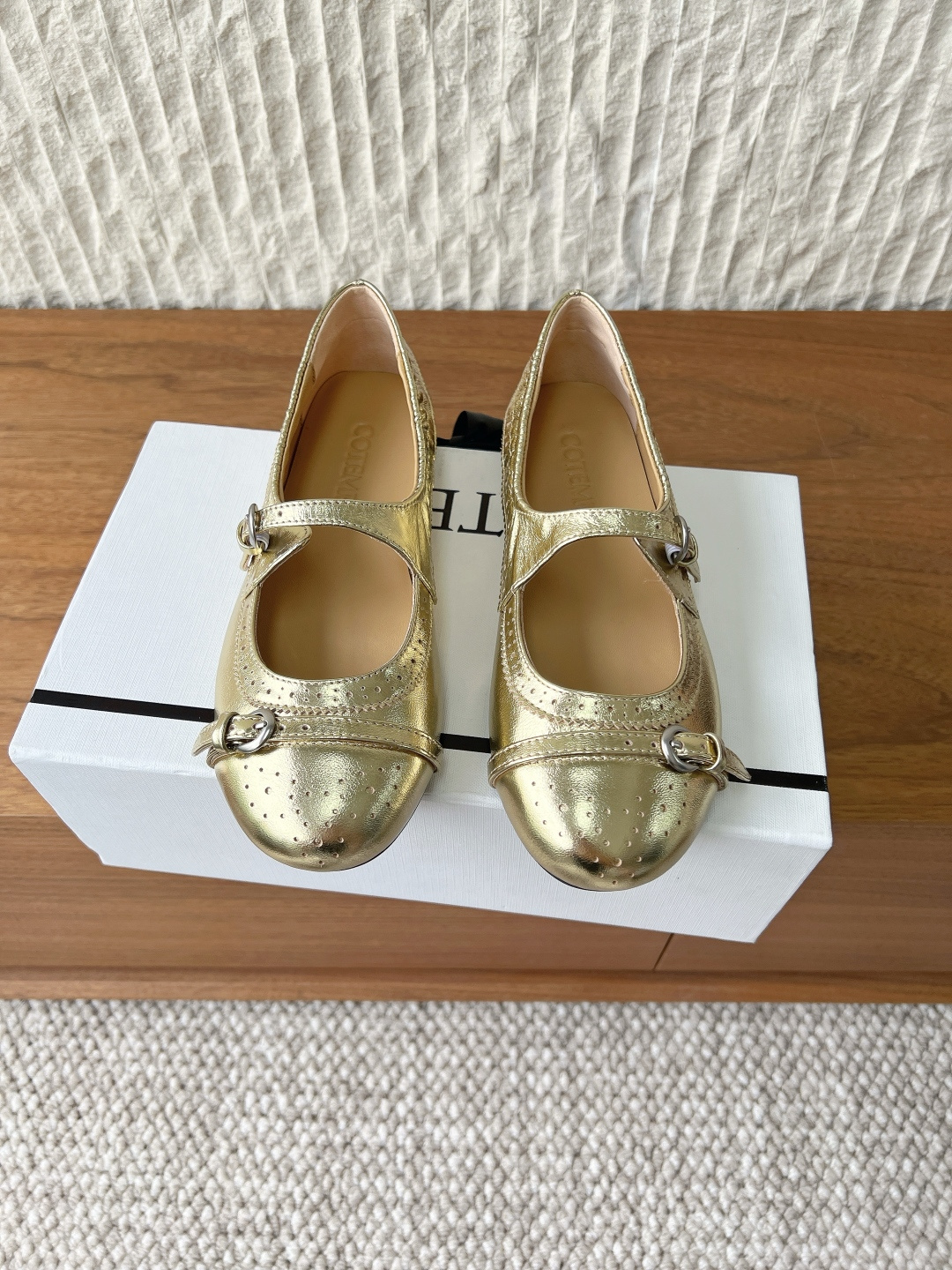 NO:790131,G199 Cotemp niche trendy brand 26ss spring and summer new style flat bottom buttoned Mary Jane shoes. Fashionable ballet shoes are the most amazing. The flowing fringe Mary Jane ballet shoes are so beautiful. They are so eye-catching and must-have for fashion. They have a retro feel. Paired with a floral skirt, it looks like a French girl. Paired with jeans, it looks like a casual blogger. Every step tells the story of effortless elegance.  The upper is made of original imported cowhide/vegetable-tanned sheepskin, the lining is sheepskin, and the sole is original custom-made Italian leather injection molded outsole Size 35-39 (customized for 40 yuan, non-returnable), ballet shoes, mary jane, skirts, jeans, cowhide, sheepskin19860909G199 Cotemp 小众潮牌 26ss春夏新款 平底 系扣 玛丽珍 单鞋 时髦的芭蕾舞鞋最惊艳的火,出圈的流穗 玛丽珍 芭蕾舞鞋 实在太美了 好看到破防,时髦精必备 复古感直接拉满,配碎花裙是法式少女,配牛仔裤是随性博主,每一步都在诉说不费力的优雅. 鞋面采用原版进口牛皮/植鞣羊皮 内里垫脚羊皮 鞋底原版定制意大利真皮注塑大底 Size35-39（40定做不退换）,芭蕾舞鞋,mary jane,skirts,jeans,cowhide,sheepskin,Women's Shoes