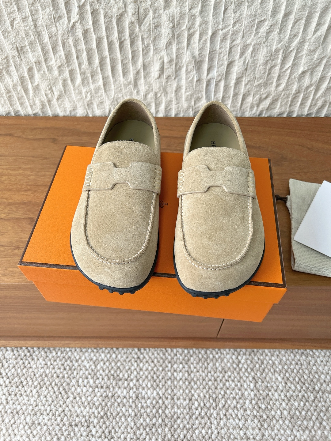 NO:790112,G036 Hermes 26ss spring and summer new model Lazy series suede old money style loafers suede calfskin loafers, classic 'H' shaped upper details, soles decorated with Medor rivets. Suitable for summer wear and create a leisurely style. This style has a comfortable upper with good ductility, and the soft material on the heel can fit comfortably around the ankle and is easy to wear, allowing you to have a comfortable and relaxed experience in your daily life.  The upper is made of original high-mercerized cowhide leather, the inner lining is lambskin, and the sole is made of original customized rubber outsole Size35-39 (40.41 custom-made, non-returnable), loafers, hermes, hermes, loafers, cowhide, sheepskin, chamois leather19860909G036 Hermes 爱马仕 26ss春夏新款 Lazy系列 麂皮 老钱风 乐福鞋 麂皮小牛皮乐福鞋,经典'H'型鞋面细节,鞋底饰有Medor铆钉.适合夏日穿着,打造悠闲风格. 此款拥有舒适的鞋面,具有很好的延展性,后跟采用柔软材质能够舒适贴合脚踝,穿着轻松,让您在平时生活中有舒适和轻松的体验. 鞋面采用原版高丝光牛猄皮 内里垫脚小羊皮 鞋底采用原版定制橡胶大底 Size35-39（40.41定做不退换）,乐福鞋,hermes,hermes,loafers,cowhide,sheepskin,chamois leather,Women's Shoes