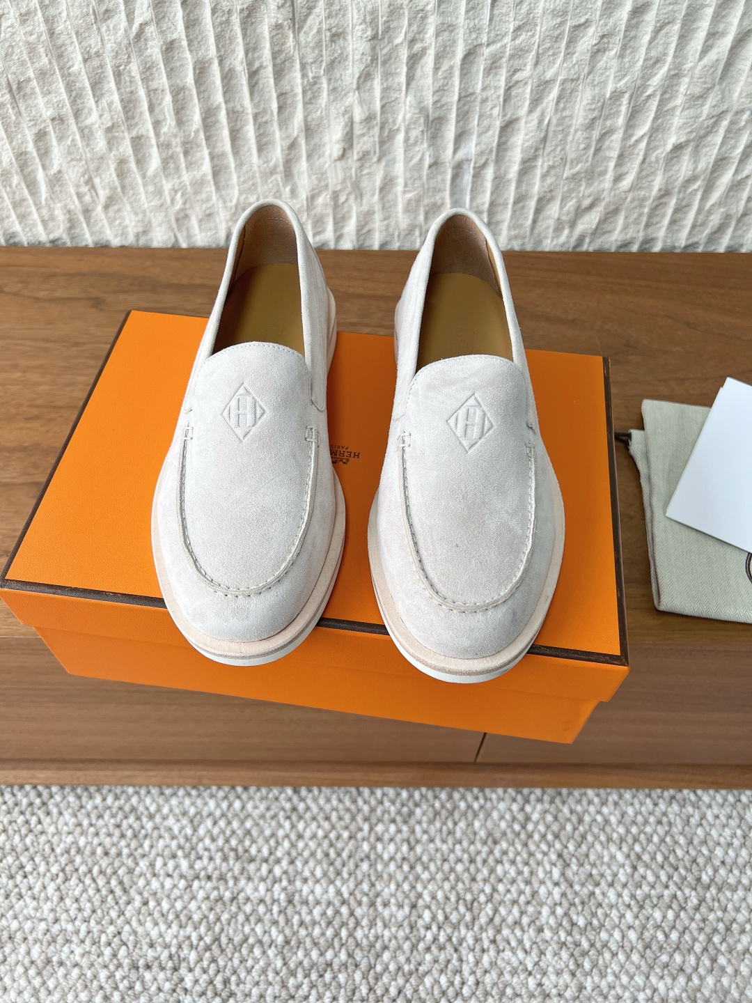 NO:790114,G036 Hermes 26ss new spring and summer Low series suede loafers. Suede calfskin loafers, decorated with iconic 'H Diamant' details. Create a fashionable and casual style. This model has a comfortable upper with good ductility. The heel is made of soft material that can fit comfortably around the ankle. It is easy to wear, allowing you to have a comfortable and relaxed experience in daily life. The upper is made of original imported high-mercerized cowhide leather.  Sheepskin lining, original custom-made leather welt foam outsole, Size 35-39 (40.41 custom-made, non-refundable), loafers, hermes, hermes, loafers, cowhide, sheepskin, chamois leather19860909G036 Hermes 爱马仕 26ss春夏新款 Low系列 麂皮 乐福鞋 麂皮小牛皮乐福鞋,饰有标志性“H Diamant”细节.打造时尚休闲的风格. 此款拥有舒适的鞋面,具有很好的延展性,后跟采用柔软材质能够舒适贴合脚踝,穿着轻松,让您在平时生活中有舒适和轻松的体验. 鞋面采用原版进口高丝光牛猄皮 内里垫脚羊皮 鞋底原版定制真皮沿条发泡大底 Size35-39（40.41定做不退换）,乐福鞋,hermes,hermes,loafers,cowhide,sheepskin,chamois leather,Women's Shoes