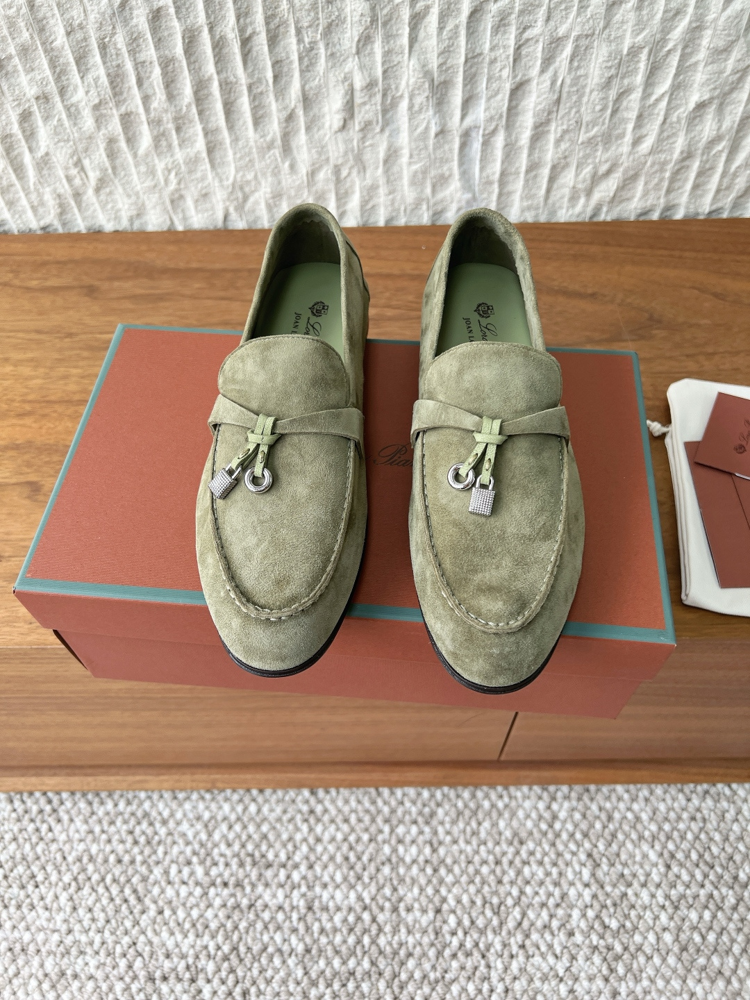 NO:790116,G036 Loro Piana 26ss early spring new Joan loafers series flat bottom lock loafers Joan loafers combine subtle elegance with practical and versatile performance. They can be used in daily life in the city or in wider life scenes. Inspired by the brand's iconic Summer Charms style, the Luxury is as soft and delicate as velvet.  Refined from Suede, the upper straps are embellished with hanging elements, interpreting unique iconic details. The upper is made of original imported high-mercerized smooth cow suede, the lining is sheepskin, and the sole is original custom-made Italian leather outsole Size35-39 (40.41 custom-made, non-returnable), loafers, loro piana, loafers, sheepskin, Leather soles19860909G036 Loro Piana 诺悠翩雅 26ss早春新款Joan乐福鞋系列 平底 锁扣 乐福鞋 Joan乐福鞋兼具含蓄优雅风格与实用百搭性能,无论在都市日常或更广阔的生活场景皆游刃有余. 汲取品牌标志性Summer Charms款式的灵感,采用如天鹅绒般柔软细腻的Luxury Suede精制而成,鞋面饰带点缀挂饰元素,演绎独特的标志性细节. 鞋面采用原版进口高丝光牛反绒 内里垫脚羊皮 鞋底原版定制意大利真皮大底 Size35-39（40.41定做不退换）,乐福鞋,loro piana,loafers,sheepskin,Leather soles,Women's Shoes