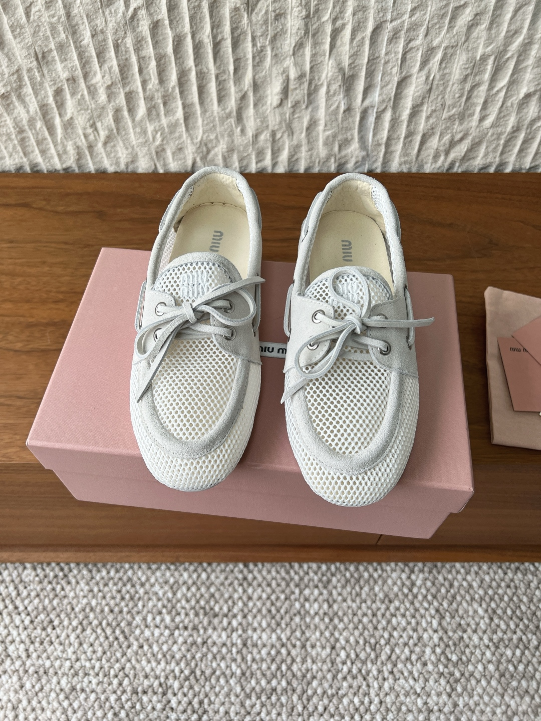 NO:790119,G509 MiuMiu 26ss new spring and summer deck shoes, breathable mesh, suede boat shoes, loafers, miumiu's new deck shoes are also very design-friendly, full of autumn and winter atmosphere, comfortable and fashionable, new autumn and winter suede slip-ons, playful lace-up tassels, retro dry and different colors, and brushed inner design make the wearing experience even higher  The fabric is made of original imported frosted breathable mesh/cow suede, the inner lining is double-sided velvet, and the outsole is original custom-made non-slip rubber outsole Size 35-41 (40.41.42 customized non-returnable), loafers, miumiu, loafers, chamois leather19860909G509 MiuMiu 缪缪 26ss春夏新款 deck shoes 透气网 麂皮船鞋 乐福鞋 miumiu家新款deck shoes也太有设计感了吧,秋冬氛围感拉满 舒适又时尚,秋冬新款麂皮一脚蹬,俏皮的系带流苏 复古的干异色系,内里磨毛的设计让穿着体验度更加高涨 面料采用原版进口磨砂透气网/牛反绒 内里垫脚双面绒 大底原版定制防滑橡胶大底 Size35-41（40.41.42定制不退换）,乐福鞋,miumiu,loafers,chamois leather,Women's Shoes