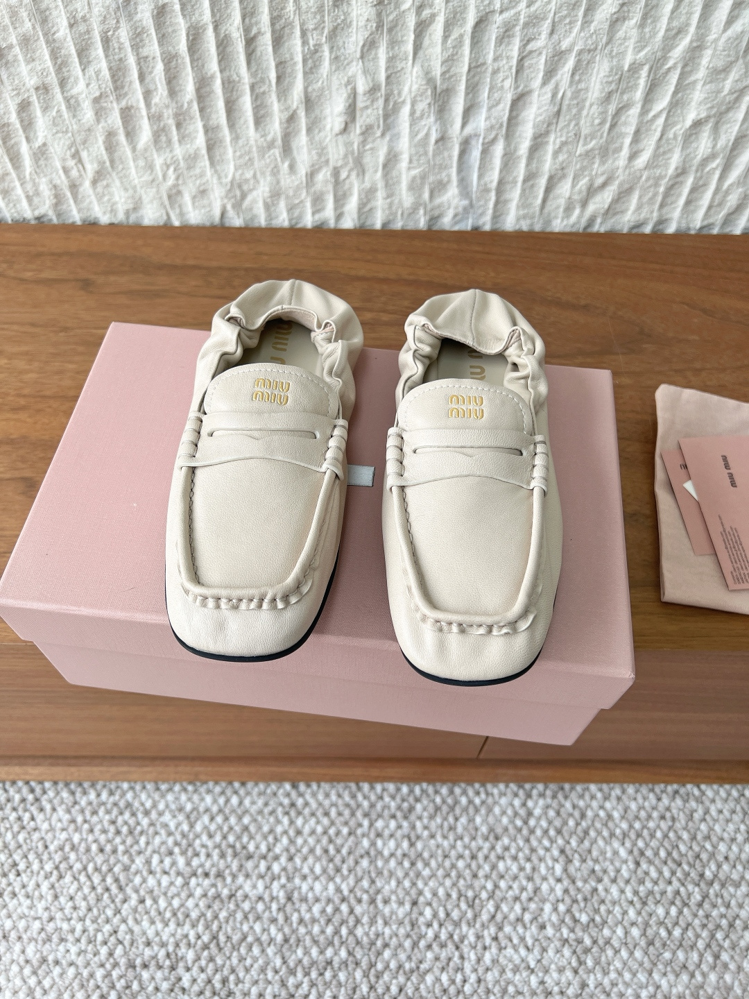 NO:789051,G509 Miu Miu 26ss new spring and summer flat ballet shoes loafers Recreate the classic loafers with a more retro style. Miu Miu's new sheepskin heel shirred loafers are made of Nappa leather to show their elegant retro temperament. The shirred design of the heel is easy to put on and take off and has the relaxed and casual feeling of old money. The upper is decorated with a gold embossed logo, and exquisite details embellish the overall design, which is low-key and unique.  The upper is made of original imported cowhide/horse hair, the lining is sheepskin, and the sole is original custom-made non-slip rubber outsole Size 35-39 (40.41 custom-made, non-returnable), casual shoes/sports shoes, miumiu, loafers, sneakers, cowhide, sheepskin19860909G509 Miu Miu 缪缪 26ss春夏新款 平底 芭蕾舞鞋 乐福鞋 以更复古的造型重新打造经典乐福鞋,Miu Miu新款羊皮后跟抽褶乐福鞋采用Nappa皮革制成彰显优雅复古气质.后跟抽褶的设计方便穿脱的同时更是带有老钱的松弛随性感. 鞋面饰有金色压花徽标,精致细节点缀整体设计,低调又别具风格. 鞋面采用原版进口牛皮/马毛 内里垫脚羊皮 鞋底原版定制防滑橡胶大底 Size35-39（40.41订做不退换）,休闲鞋/运动鞋,miumiu,loafers,sneakers,cowhide,sheepskin,Women's Shoes
