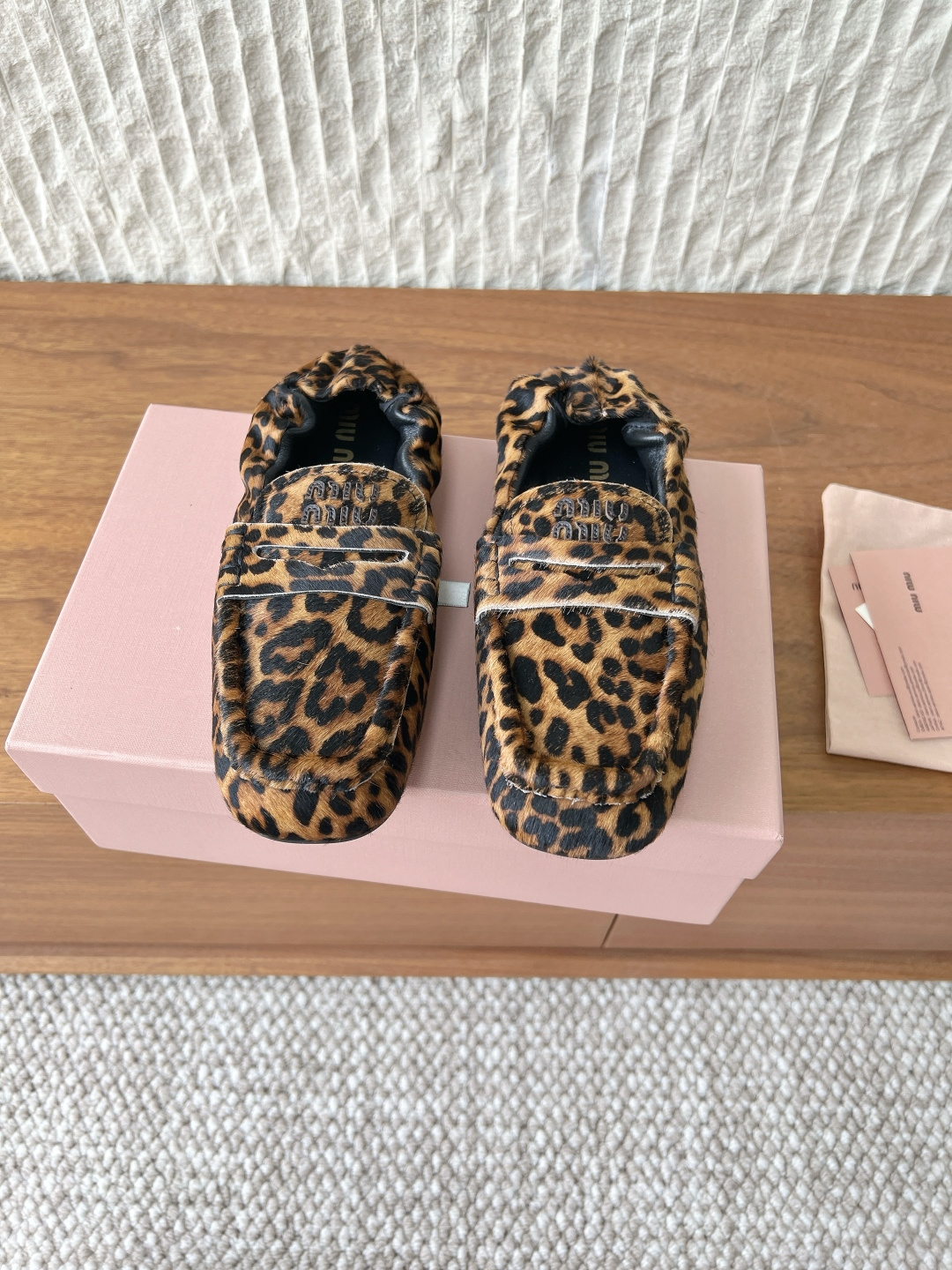 NO:789053,Horsehair G509 Miu Miu 26ss new spring and summer flat ballet shoes loafers Recreate the classic loafers with a more retro style, Miu Miu's new sheepskin heel smocked loafers are made of Nappa leather to show their elegant retro temperament. The smocked design of the heel is easy to put on and take off, and it also has the relaxed and casual feeling of old money. The upper is decorated with a gold embossed logo, and exquisite details embellish the overall design, which is low-key and unique.  The upper is made of original imported cowhide/horse hair, the lining is sheepskin, and the sole is original custom-made non-slip rubber outsole Size 35-39 (40.41 custom-made, non-returnable), casual shoes/sports shoes, miumiu, loafers, sneakers, cowhide, sheepskin19860909马毛G509 Miu Miu 缪缪 26ss春夏新款 平底 芭蕾舞鞋 乐福鞋 以更复古的造型重新打造经典乐福鞋,Miu Miu新款羊皮后跟抽褶乐福鞋采用Nappa皮革制成彰显优雅复古气质.后跟抽褶的设计方便穿脱的同时更是带有老钱的松弛随性感. 鞋面饰有金色压花徽标,精致细节点缀整体设计,低调又别具风格. 鞋面采用原版进口牛皮/马毛 内里垫脚羊皮 鞋底原版定制防滑橡胶大底 Size35-39（40.41订做不退换）,休闲鞋/运动鞋,miumiu,loafers,sneakers,cowhide,sheepskin,Women's Shoes