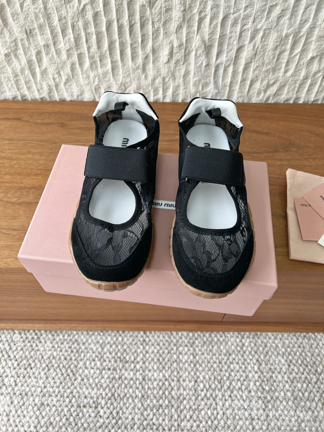 NO:789036,G509 MiuMiu 26ss new spring and summer Mary Jane Forrest shoes, casual shoes, miumiu's latest hot style, avant-garde and bold design, Miu Miu style is integrated into the simple lines of this thick-soled breathable mesh Mary Jane design, unique logos are decorated on the tongue and back, embellished with retro design, adding iconic elements!  The thick sole design defines the avant-garde modern style. The fabric is made of original imported cow suede/lace. The lining is sheepskin. The sole is original custom-made non-slip rubber outsole. Size35-39 (40.41.42 customization is non-returnable), casual shoes/sports shoes, miumiu, mary jane, sneakers, sheepskin19860909G509 MiuMiu 缪缪 26ss春夏新款 玛丽珍 阿甘鞋 休闲鞋 miumiu最新爆款 前卫大胆的设计,Miu Miu风格融于此款厚底透气网布玛丽珍设计的简约线条, 别致徽标饰于鞋舌与背面,点缀复古设计,平添标志性元素！厚底设计定义前卫的现代风格 面料采用原版进口牛反绒/蕾丝 内里垫脚羊皮 鞋底原版定制防滑橡胶大底 Size35-39（40.41.42定制不退换）,休闲鞋/运动鞋,miumiu,mary jane,sneakers,sheepskin,Women's Shoes