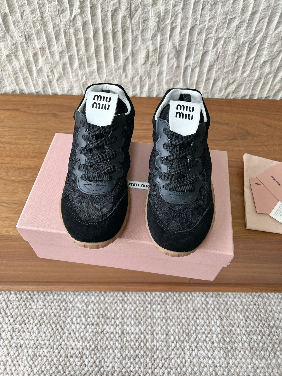 NO:789038,G509 MiuMiu 26ss new spring and summer Forrest Gump shoes, casual shoes, miumiu's latest hot style, avant-garde and bold design, Miu Miu style is integrated into the simple lines of this thick-soled breathable mesh Mary Jane design, unique logos are decorated on the tongue and back, embellished with retro design, adding iconic elements!  The thick sole design defines the avant-garde modern style. The fabric is made of original imported cow suede/lace. The lining is sheepskin. The sole is original custom-made non-slip rubber outsole. Size35-39 (40.41.42 customization is non-returnable), casual shoes/sports shoes, miumiu, mary jane, sneakers, sheepskin19860909G509 MiuMiu 缪缪 26ss春夏新款 阿甘鞋 休闲鞋 miumiu最新爆款 前卫大胆的设计,Miu Miu风格融于此款厚底透气网布玛丽珍设计的简约线条, 别致徽标饰于鞋舌与背面,点缀复古设计,平添标志性元素！厚底设计定义前卫的现代风格 面料采用原版进口牛反绒/蕾丝 内里垫脚羊皮 鞋底原版定制防滑橡胶大底 Size35-39（40.41.42定制不退换）,休闲鞋/运动鞋,miumiu,mary jane,sneakers,sheepskin,Women's Shoes