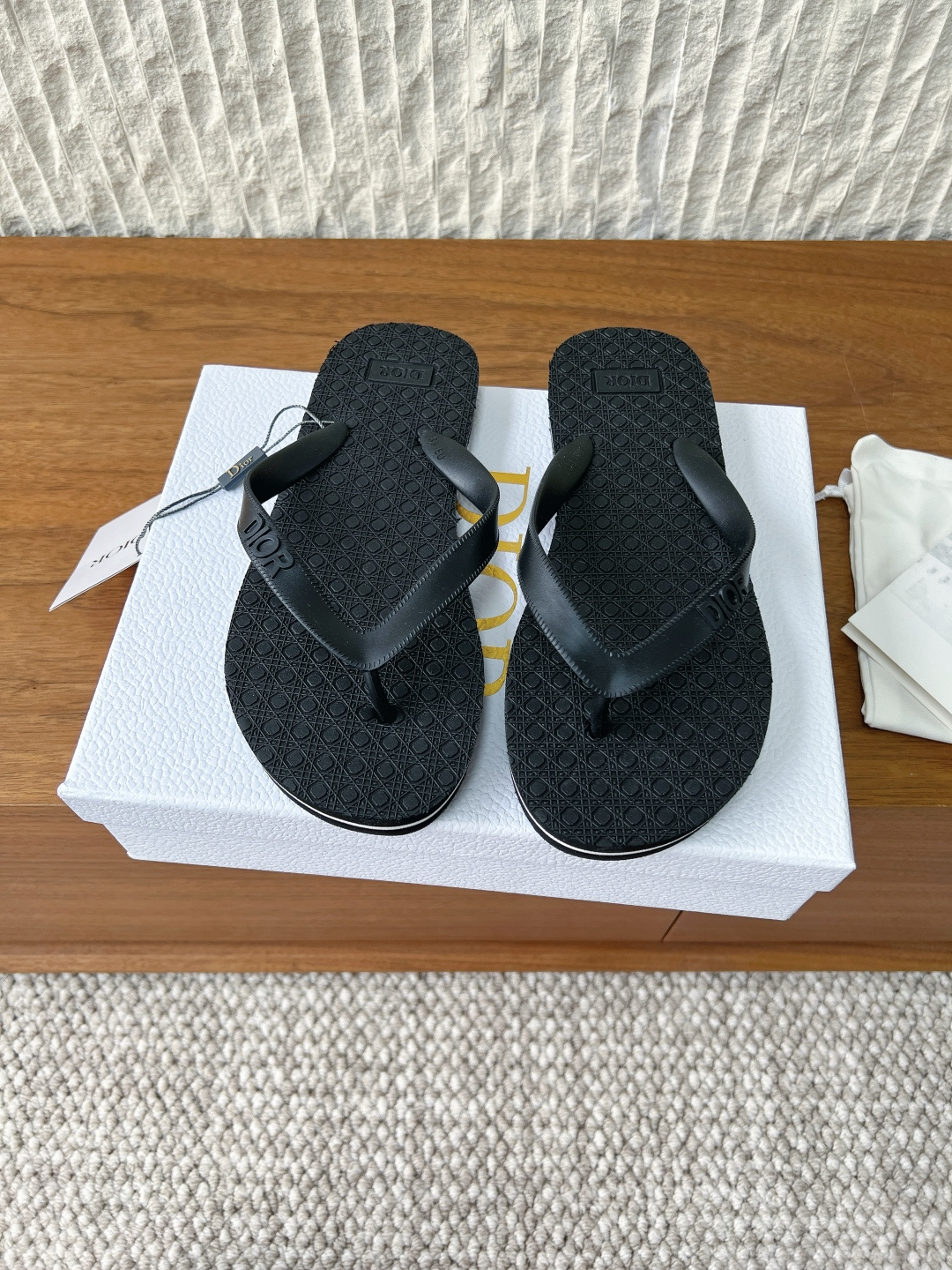 NO:790133,G231 Dior Dior 26ss spring and summer hot style platform flip-flops, flip-flops and sandals. The must-have slippers in this IN era... Dior platform flip-flops, imported EVA rubber and plastic, rocking non-slip thick soles, a dark horse item, fashion bloggers at home and abroad have put on the show, popular on social platforms at home and abroad, fashionistas must invest, spend a lot of money to create ingenious craftsmanship, and accurately restore every detail...  Original open mold EVA rubber and plastic one-piece upper, Size35-39 (40.41 custom-made, non-refundable), split-toe shoes, dior, dior, slippers19860909G231 Dior 迪奥 26ss春夏爆款 松糕 夹趾 人字拖 凉拖 在这个IN时代必备的拖鞋… Dior松糕夹趾人字拖,进口EVA橡塑,摇摇防滑厚底 黑马单品,海内外时尚博主纷纷上脚大秀,火遍海内外社交平台,时尚达人必入款,重金开模打造 匠心工艺,精准还原每个细节…… 鞋面原版开模EVA橡塑一体成型 Size35-39（40.41订做不退换）,分趾鞋,dior,dior,slippers,Women's Shoes