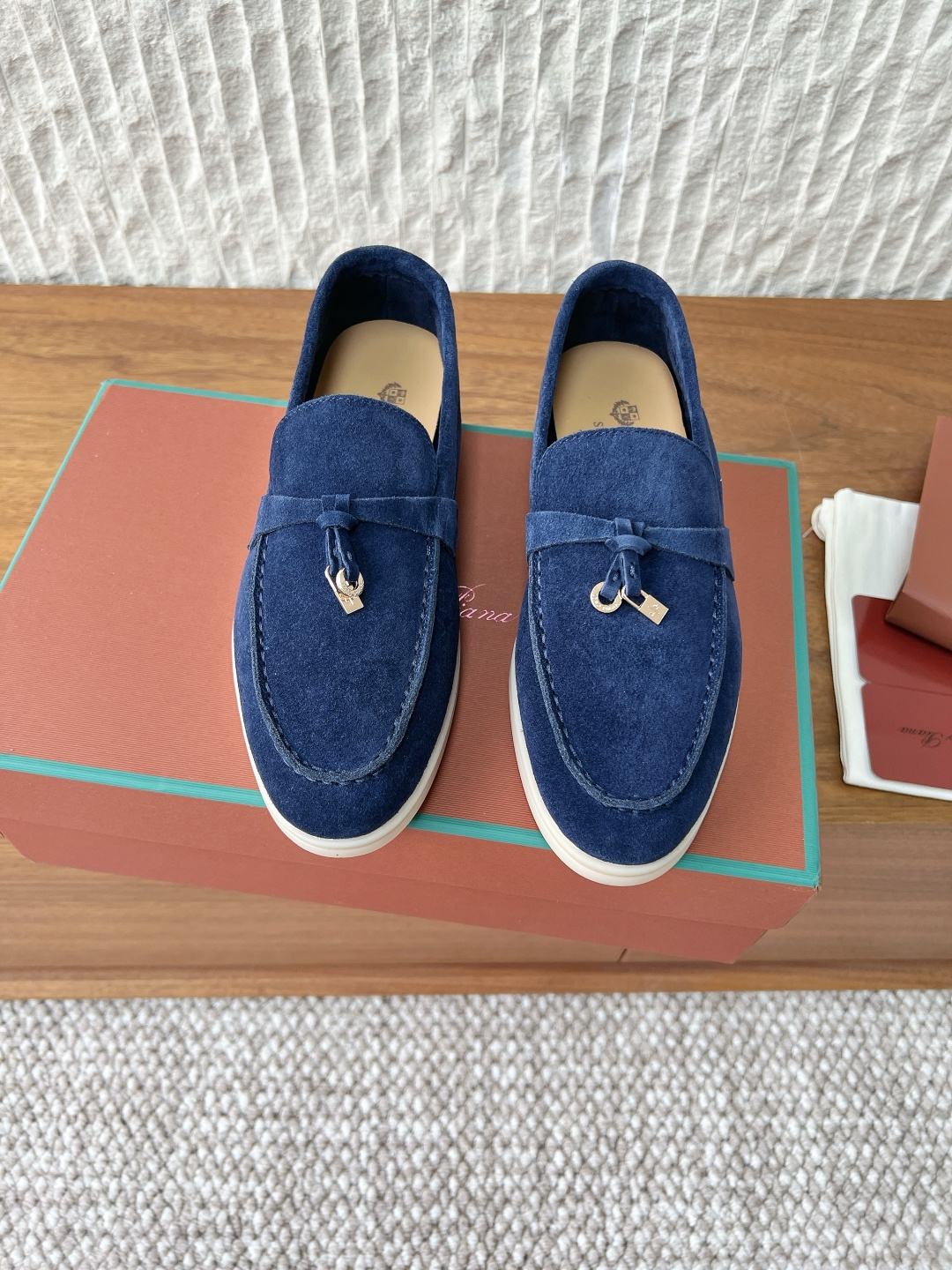 NO:790106,G656 Loro Piana 26ss spring and summer new style, couple model, flat bottom, British tassels, loafers. It turns out that these are the loafers that are said to be able to walk 20,000 steps without getting tired. This pair of loafers has both the appearance and the feel of your feet. You will be completely addicted as soon as you step on it~ The minimalist design is eye-catching and durable, and it is a bonus when wearing. The soft and soft texture of the feet is outstanding.  It’s nice and won’t hurt your feet. It has soft and waxy soles, so you won’t feel tired even if you wear it for a long time. Who can resist a pair of versatile and good-looking loafers?  Don't be too elegant at all. The feel and texture of the feet are all right. The key is to make the legs look longer and not tire the feet. The main thing is that it is just right!  The upper is made of original imported cow suede, the lining is sheepskin, and the sole is original custom-made non-slip rubber outsole Size 35-44 (women's size 40.41.42, men's size 45.46.47.48, customized and non-returnable), loafers, loro piana, loafers, sheepskin19860909G656 Loro Piana 诺悠翩雅 26ss春夏新款 情侣款 平底 英伦流苏 乐福鞋 原来这就是传说走两万步都不会累脚的乐福鞋这双乐福鞋把颜值和脚感都拿捏住了,上脚一走就会被彻底沦陷～ 极简的设计吸睛耐看,穿搭加分项呀 软乎乎的脚感质感出众 不会磨脚就很nice搭配软软糯糯的鞋底,日常通行久穿不累哦 谁能拒绝得了一双百搭又好看的乐福鞋呢？简直不要太气质,脚感和质感都拿捏,关键是显腿长不累脚,主打的就是一个刚刚好！ 鞋面采用原版进口牛反绒 内里垫脚羊皮 鞋底原版定制防滑橡胶大底 Size35-44（女码40.41.42,男码45.46.47.48定制不退换）,乐福鞋,loro piana,loafers,sheepskin,Women's Shoes