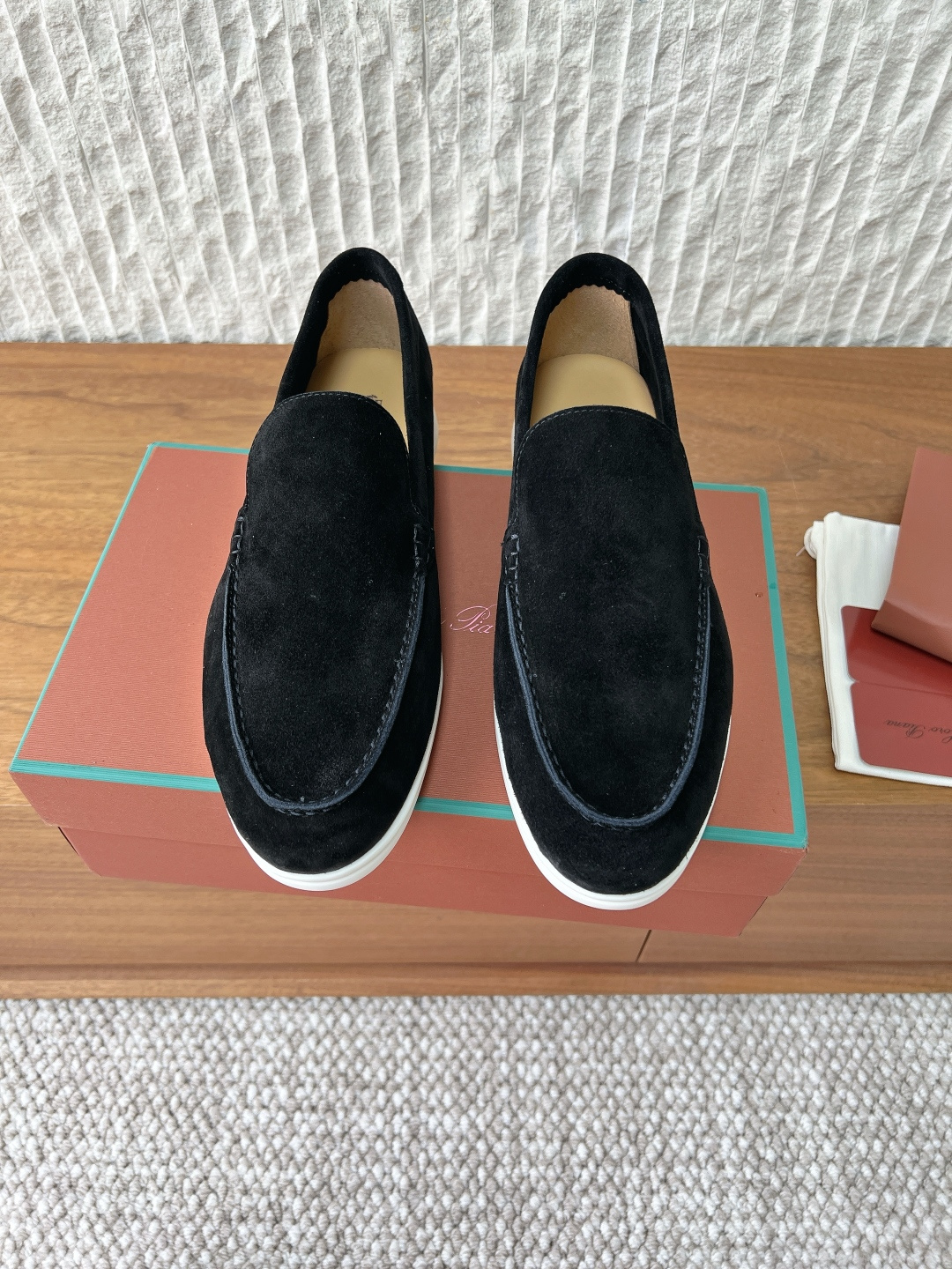 NO:790109,G656 Loro piana nuoyoupiana 26ss spring and summer new style couple style flat loafers luxury brand the best choice for the low-key rich!  Simple and high-end, low-key luxury, casual and easy to wear, perfect comfort. With its unique charm and exquisite craftsmanship, white-soled shoes have become the favorite and sought after by many fashion lovers!  The design is simple yet elegant, and the white sole is clean and pure, adding freshness and vitality to the overall look. The shoe body is made of high-quality leather, which is soft to the touch and of excellent quality!  Its details highlight the brand's ingenuity. The upper is made of original imported cow suede, the lining is sheepskin, and the outsole is original custom-made non-slip rubber outsole Size 35-44 (women's size 40.41.42, men's size 45.46.47.48, customized and non-returnable), loafers, loro piana, loafers, sheepskin19860909G656 Loro piana 诺悠翩雅 26ss春夏新款 情侣款 平底 乐福鞋 奢华品牌 低调富人的不二选择！ 简约高级 低调奢华 随性好穿,舒适度满分 白底鞋以其独特的魅力和精湛的工艺,成为了众多时尚爱好者的喜爱与追捧！ 设计简约而不失优雅,白色的鞋底干净纯粹,为整体造型增添了一份清新与活力.鞋身的材质精选上乘皮革,触感柔软,品质卓越！ 其细节之处更是彰显了品牌的匠心独运. 鞋面采用原版进口牛反绒 内里垫脚羊皮 大底原版定制防滑橡胶大底 Size35-44（女码40.41.42,男码45.46.47.48定制不退换）,乐福鞋,loro piana,loafers,sheepskin,Women's Shoes