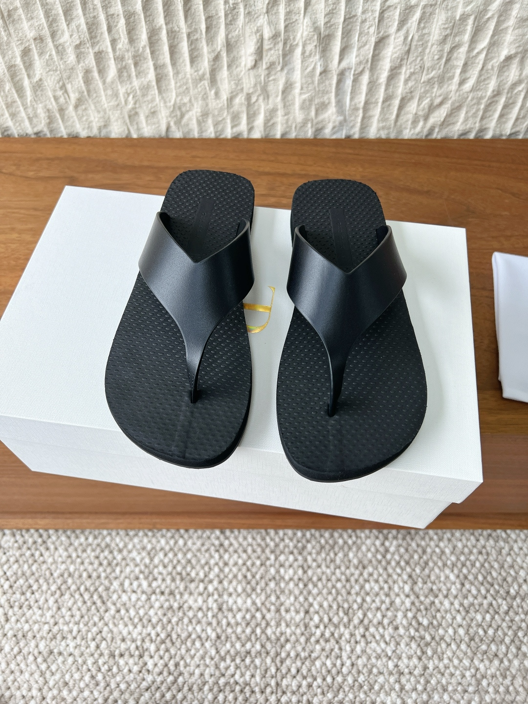 NO:790129,G123 The Row niche trendy brand 26ss early spring new flat bottom minimalist flip-flops. The eye-catching contrasting color aesthetics can turn heads in summer and break the monotony of solid colors. This pair of flip-flops uses high contrast contrasting colors as the design highlight, and the classic black and pure white collide to create fashionable tension.  The minimalist clip-on version is paired with a contrasting color band, without any unnecessary accumulation, but it has its own eye-catching aura. Whether it is for daily outings or vacation check-ins, it can easily become the finishing touch of the style, making every step at the forefront of the trend. The upper is made of original imported cowhide, the inner foot pad is made of original material, and the outsole is original customized foam rubber outsole. Size35-39 (customized for 40, non-refundable), split-toe shoes, cowhide19860909G123 The Row 小众潮牌 26ss早春新款 平底 极简 人字拖 一眼心动的撞色美学,承包夏日所有回头率,打破纯色的单调,这双人字拖以高对比撞色为设计亮点,将经典黑与纯净白碰撞出时髦张力. 极简夹脚版型搭配撞色带面,不做多余堆砌,却自带吸睛气场,无论是日常出街还是度假打卡,都能轻松成为造型的点睛之笔,让每一步都走在潮流前沿. 鞋面采用原版进口牛皮 内里垫脚原版材质 大底原版定制发泡橡胶大底 Size35-39（40定制不退换）,分趾鞋,cowhide,Women's Shoes