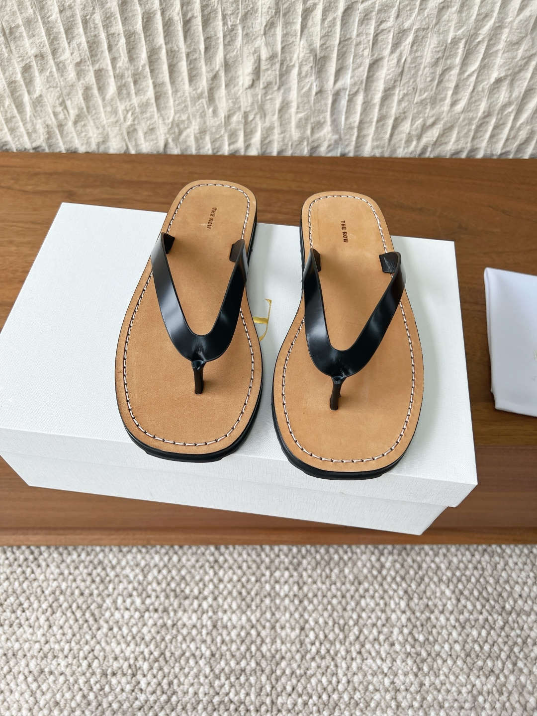 NO:790103,G123 The Row niche trendy brand 26ss new style for spring and summer. Relaxed flat bottom flip-flops. The sense of high-end can be captured at a glance. It can carry the fashion throughout the spring and summer. Real good shoes never need extra decoration. This pair of flip-flops takes minimalism as the design core and uses the purest lines to outline the sense of high-end. It can be easily adapted whether it is commuting to the street, vacationing or daily at home, becoming a 'versatile evergreen style' in your shoe cabinet.  The upper is made of original imported open-edge beaded cowhide, the lining is made of cowhide, and the outsole is original custom-made non-slip rubber outsole.19860909G123 The Row 小众潮牌 26ss春夏新款 松弛感 平底 人字拖 一眼沦陷的高级感,承包整个春夏的时髦,真正的好鞋,从不需要多余装饰. 这双人字拖以极简主义为设计内核,用最纯粹的线条勾勒出高级感,不管是通勤出街、度假出行还是日常居家,都能轻松适配,成为你鞋柜里的「百搭常青款」. 鞋面采用原版进口开边珠牛皮 内里垫脚牛皮 大底原版定制防滑橡胶大底 Size35-39（40定制不退换）,分趾鞋,cowhide,Women's Shoes