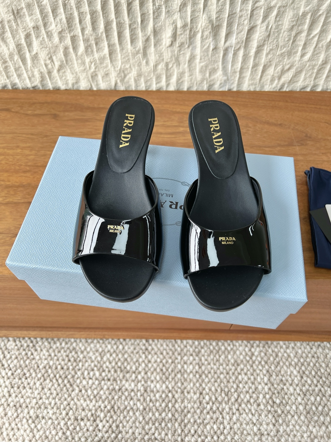 NO:790123,G904 Prada Prada 26ss spring and summer new catwalk style cat heel beach slippers. The upper is simple and elegant, and the golden logo is super recognizable. The design is comfortable and stable, and can be easily used for daily commuting or leisure. The open toe is super breathable in summer, and it goes well with skirts or jeans. It easily enhances the look. The soles are non-slip, making walking more secure. It is both fashionable and practical. It is a must-have item for urban girls' wardrobe. The upper is made of original imported calf patent leather.  Sheepskin lining, heel height 3.5cm, original custom-made non-slip rubber outsole, Size 35-39 (custom-made for 40, non-returnable), slippers, prada, prada, slippers, skirts, jeans, sheepskin19860909G904 Prada 普拉达 26ss春夏新品走秀款 猫跟 沙滩 拖鞋 鞋面简约大方,金色Logo超有辨识度. 设计舒适又稳,日常通勤或休闲都能轻松驾驭. 开放式鞋头,夏天穿超透气,搭配裙装或牛仔裤都很出彩,轻松提升造型感鞋底防滑,走路更安心,时尚与实用兼备,是都市女生衣橱必备单品 鞋面采用原版进口小牛漆皮 内里垫脚羊皮 跟高3.5cm 鞋底原版定制防滑橡胶大底 Size35-39（40定做不退换）,拖鞋,prada,prada,slippers,skirts,jeans,sheepskin,Women's Shoes