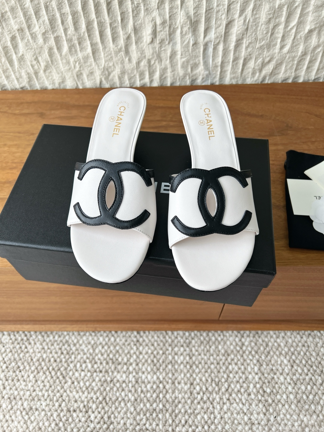 NO:790125,G904 Chanel Xiaoxiang 26ss spring and summer new catwalk style double C cat heel slippers If the season has a flavor, spring and summer should be fragrant and sweet. People are also lively and cute. I can’t help but want to go out more and take a look. Walk in a cheerful pace and travel with the people you care about. When the show lights of the Grand Palais in Paris focus on the toes, these large square-toed high heels of the catwalk style write classic and innovative fashion notes with a neat posture.  .Let elegance become a self-declaration of walking. The fabric is made of original imported sheepskin, the lining is sheepskin, the heel height is 3.5cm, the sole is original custom-made Italian leather outsole, Size35-39 (40 customizations are non-returnable), slippers, chanel, high heels, slippers, sheepskin, Leather soles19860909G904 Chanel 小香 26ss春夏新款走秀款 双C 猫跟 拖鞋 如果说季节有味道春夏应该是香香甜甜的 人儿也跟着是活泼可爱的 忍不住想要多出去走走看看 踩着欢快的步调 和你在意的人结伴出游吧 当巴黎大皇宫的秀场灯光聚焦于足尖这双走秀款大方头高跟鞋便以利落姿态 写下经典与创新的时尚注解 .让优雅成为行走的自我宣言. 面料采用原版进口羊皮 内里垫脚羊皮 跟高3.5cm 鞋底原版定制意大利真皮大底 Size35-39（40定制不退换),拖鞋,chanel,high heels,slippers,sheepskin,Leather soles,Women's Shoes