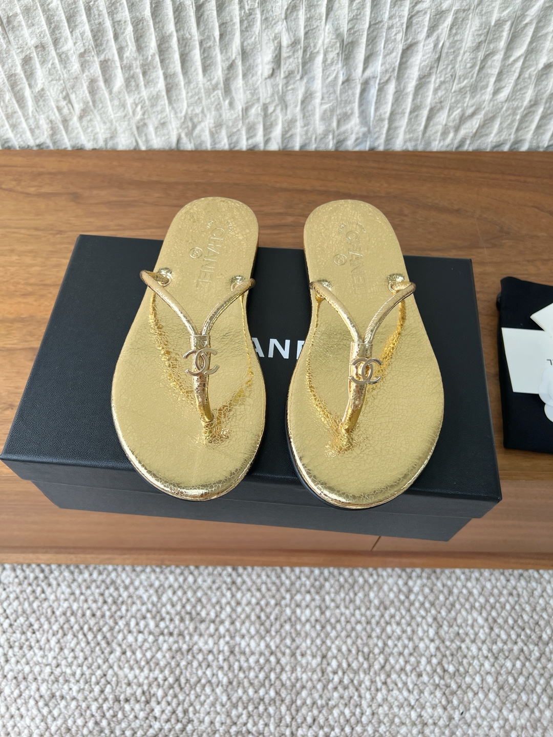 NO:790120,G904 Chanel Xiaoxiang 26ss spring and summer new style flip-flops, beach shoes, flip-flops, a popular choice for light luxury wear in summer. The exquisiteness of advanced customization is integrated into daily shoes. This flip-flop continues the brand's 'low-key luxury' design language and is suitable for various scenarios such as beach vacations and daily commuting. Metallic gold, silver, champagne, matte white and black gunmetal classic colors, upper lambskin or metallic leather, delicate and soft texture. Feet  Logo, embossed hot stamping words on the insole, highly recognizable, exquisite details. Flat-soled design, comfortable and not tiring for the upper foot, suitable for long-term walking. The upper is made of original imported cowhide, the lining is sheepskin, and the sole is original custom-made non-slip rubber outsole Size35-39 (40 custom made, non-returnable), split-toe shoes, chanel, cowhide, sheepskin19860909G904 Chanel 小香 26ss春夏新款 夹趾 沙滩鞋 人字拖 夏季轻奢穿搭的热门的选择 高级定制的精致感融入日常鞋履 这款凉拖延续了品牌“低调奢华”的设计语言,适合海边度假、日常通勤等多种场景. 金属感金色、银色、香槟色、哑光白色与黑色枪色经典配色,鞋面小羊皮或金属感皮革,质感细腻柔软. 夹脚处 Logo,鞋垫压印烫金字样,辨识度极高,细节精致. 平底设计,上脚舒适不累脚,适合长时间行走. 鞋面采用原版进口牛皮 内里垫脚羊皮 鞋底原版定制防滑橡胶大底 Size35-39（40定做不退换),分趾鞋,chanel,cowhide,sheepskin,Women's Shoes