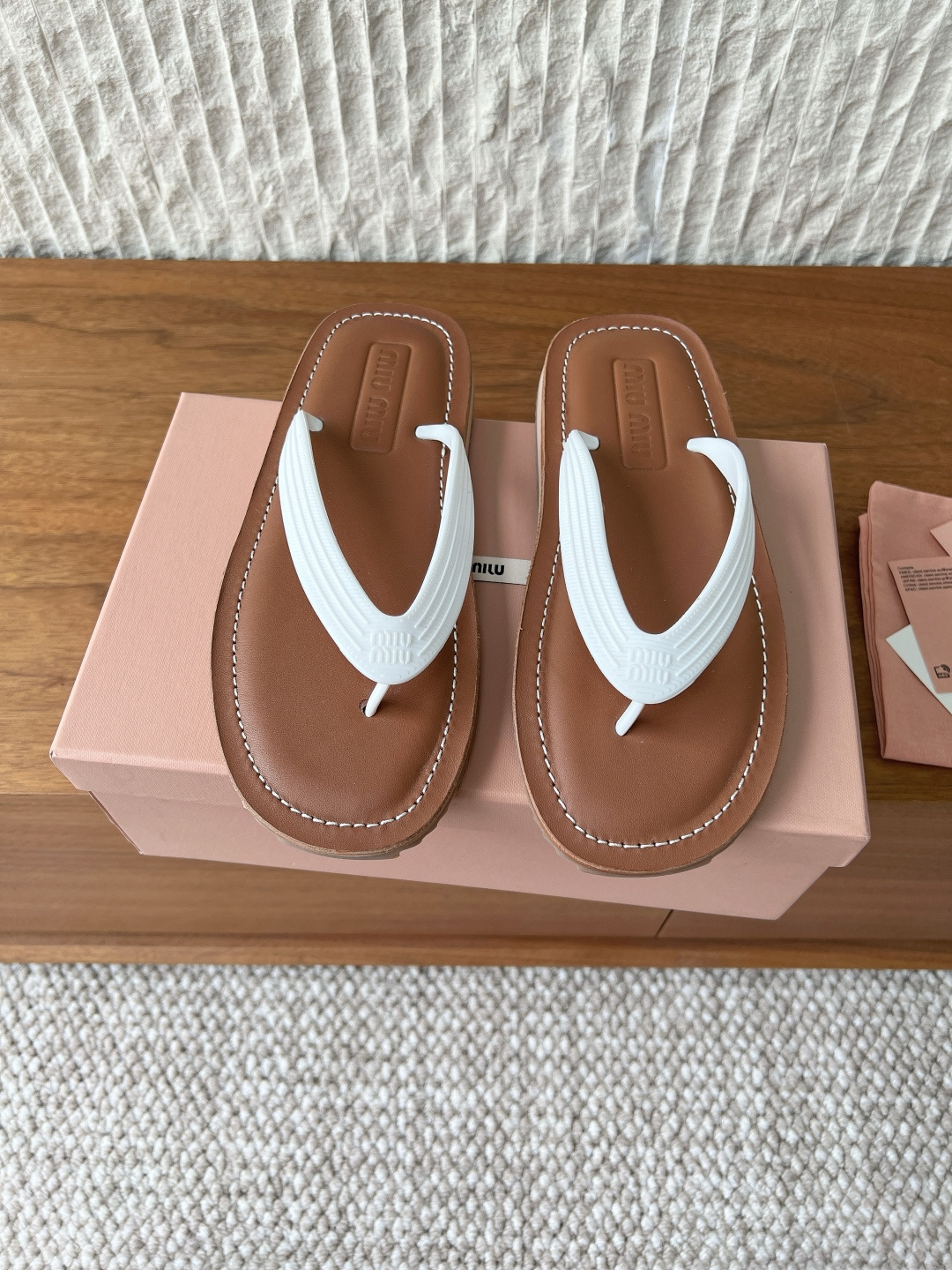 NO:790111,G266 Miu Miu 26ss spring and summer catwalk style flip-flops summer slippers, made of full-body cowhide material, soft and soft on the feet, skin-friendly, soft and comfortable, gorgeous craftsmanship creates exquisite three-dimensional texture, reinterpreting the classic aesthetics of sandals. The iconic metal lettering logo decorates the upper, adding a distinctive style, the leather sole and covered heel design make you comfortable to walk on. The upper is made of original imported rubber  Sheepskin lining, original custom-made non-slip rubber outsole, Size 35-39 (40 custom-made, non-returnable), split-toe shoes, miumiu, sandals, slippers, cowhide, sheepskin19860909G266 Miu Miu 缪缪 26ss春夏走秀款 夹趾 拖鞋 夏季拖鞋 ,全胎牛皮 材质 ,上脚软软绵绵的 , 亲肤柔软舒适 ,华美工艺营造精致的立体纹理质感,重释凉鞋的经典美学 标志性的金属刻字徽标装点鞋面,平添鲜明格调,皮革鞋底与包覆式鞋跟设计令人舒心起行 鞋面采用原版进口橡胶 内里垫脚羊皮  大底原版定制防滑橡胶大底 Size35-39（40 订做不退换）,分趾鞋,miumiu,sandals,slippers,cowhide,sheepskin,Women's Shoes