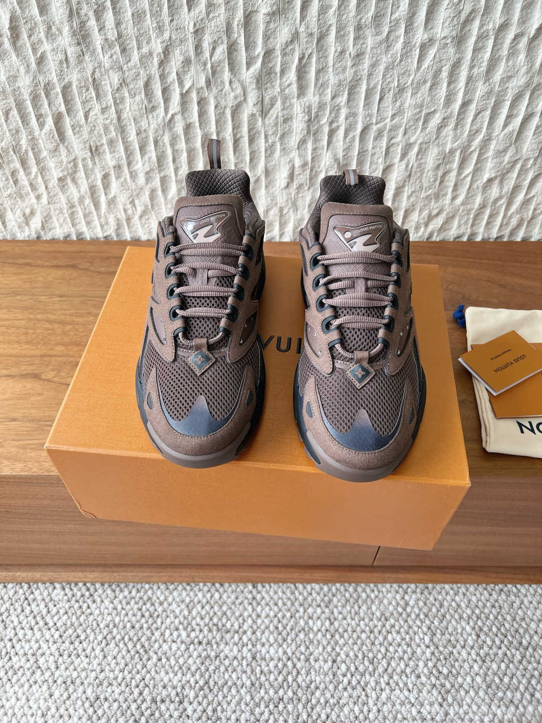 NO:782042,G039 (men's only) Louis Vuitton Louis Vuitton 26ss spring and summer new model RUNNER TATIC Sneaker series sports shoes launch Runner Tatic Sneaker retro. Following the popularity of trainers, Mr. Virgil is another hard work, Tatic has a mysterious and unpredictable feeling ~ inspired by retro, and added with the future elements of Titan. The appearance is added with Der plaid and Monogram.  Printing, double-layer tongue design, fusion of fabric, patent leather and other multiple materials. Let it accompany you and be at the forefront of fashion. The fabric is made of original imported cowhide/cow suede/breathable mesh. The inner foot pad is breathable mesh. The sole is original custom-made two-color TPU combination rubber outsole. Size 39-44 (45 customized, non-refundable), casual shoes/sports shoes, louis vuitton, louis vuitton, sneakers, cowhide19860909G039（限男款） Louis Vuitton 路易威登 26ss春夏新款 RUNNER TATIC Sneaker 系列 运动鞋 推出 Runner Tatic Sneaker复古 继 trainer火爆的同时, Virgil先生又一心血之作,Tatic有着一种神秘、变幻莫测的感觉~以复古为灵感、又被加入了泰坦的未来元素 外观加 Der格纹,Monogram 印花,双层鞋舌的设计,融合织布,漆皮等多元材质.让它陪你,走在时尚前沿 面料采用原版进口牛皮/牛反绒/透气网 内里垫脚透气网 鞋底原版定制双色TPU组合橡胶大底 码数39-44（45定做不退换）,休闲鞋/运动鞋,louis vuitton,louis vuitton,sneakers,cowhide,Women's Shoes