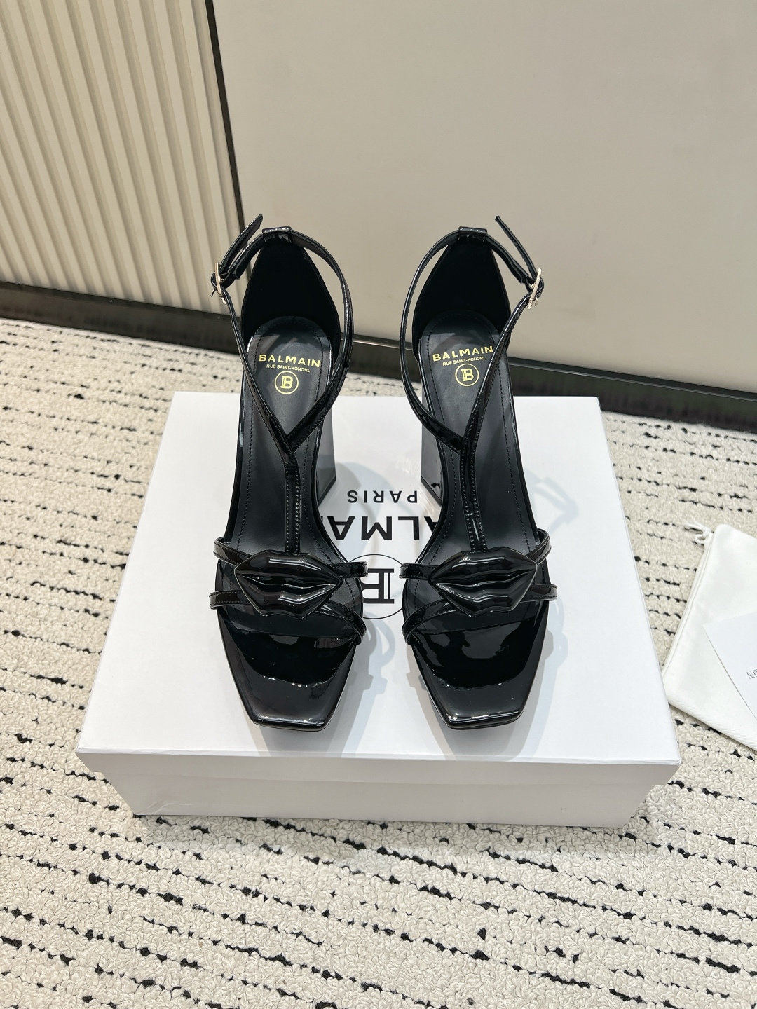 NO:782100,Balmain Balmain 26ss spring and summer latest model catwalk, sky-high water platform sandals. Brand Balmain is an old custom fashion house founded by French fashion designer (Pierre Balmain) in 1945. It is one of the three giants of custom fashion after World War II. This style uses pure handcrafting to create unique fashion elements. It becomes more and more unique and outstanding. Hurry up and get a pair of Balmain shoes. They are frank, invincible and good-looking. They are really powerful. It looks so good. The upper is made of original imported cow patent leather. The lining is sheepskin. The heel height is 10.5cm. The sole is original and customized. Italian genuine leather outsole. Size35-39 (40.41.42 customization is not returnable), high heels and sandals, balmain, balmain, sandals, high heels, sheepskin, Leather soles19860909Balmain 巴尔曼 26ss春夏最新款 走秀 恨天高 水台凉鞋 品牌巴尔曼由法国时装设计师（皮埃尔.巴尔曼）先生创立于1945年的老牌定制时装屋 与、并列成为二战之后的定制时装三巨头 此款采用纯手工精工打造别具一格的时尚元素 愈发別致出众 赶紧来一双巴尔曼小美鞋率性的 无敌气场无敌好看 真是气势十足 好看的不行 鞋面采用原版进口牛漆皮 内里垫脚羊皮 跟高10.5cm 鞋底原版定制意大利真皮大底 Size35-39（40.41.42定制不退换）,高跟鞋凉鞋,balmain,balmain,sandals,high heels,sheepskin,Leather soles,Women's Shoes