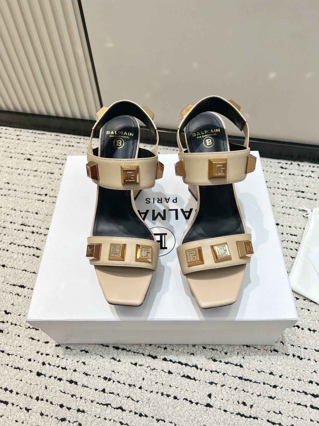 NO:782034,Balmain Balmain 26ss spring and summer latest model catwalk, sky-high water platform sandals. Brand Balmain is an old custom fashion house founded by French fashion designer (Pierre Balmain) in 1945. It is one of the three giants of custom fashion after World War II. This style uses pure handcrafting to create unique fashion elements. It becomes more and more unique and outstanding. Hurry up and get a pair of Balmain shoes. They are frank, invincible and good-looking. They are really powerful. It looks so good. The upper is made of original imported cowhide. The lining is sheepskin. The heel height is 10.5cm. The sole is original custom-made Italian leather outsole. Size35-39 (40.41.42 customization is not returnable), high heels and sandals, balmain, balmain, sandals, high heels, cowhide, sheepskin, Leather soles19860909Balmain 巴尔曼 26ss春夏最新款 走秀 恨天高 水台凉鞋 品牌巴尔曼由法国时装设计师（皮埃尔.巴尔曼）先生创立于1945年的老牌定制时装屋 与、并列成为二战之后的定制时装三巨头 此款采用纯手工精工打造别具一格的时尚元素 愈发別致出众 赶紧来一双巴尔曼小美鞋率性的 无敌气场无敌好看 真是气势十足 好看的不行 鞋面采用原版进口牛皮 内里垫脚羊皮 跟高10.5cm 鞋底原版定制意大利真皮大底 Size35-39（40.41.42定制不退换）,高跟鞋凉鞋,balmain,balmain,sandals,high heels,cowhide,sheepskin,Leather soles,Women's Shoes