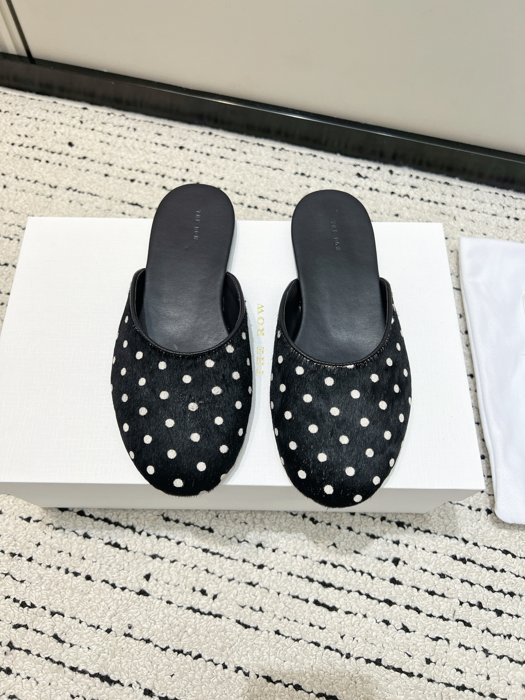 NO:782092,G123 The row 26ss new spring and summer flat-bottomed toe Muller half drag I fell in love with this the first time I saw it. It has a retro flavor and is casually paired with sexy and charming looks!  It has always been a minimalist style, without any logo embellishment, simplicity is high-end. This model is very tolerant, and the leather itself is malleable, so it can be worn by skinny or fleshy feet. It has good wrapping properties, and it will fit more closely when walking without shaking. It is really suitable for long skirts. The breathable mesh looks very cool and sexy. It is high-end, simple and has a sense of design. It is often worn in summer. It is very easy to match. I recommend it. The upper is made of original imported horse hair/sheep goat leather.  Sheepskin lining, original custom-made Italian leather outsole, Size 35-39 (40. Customized, non-refundable), semi-drag, skirts, sheepskin, sheep, Leather soles19860909G123 The row 26ss春夏新款 平底包头 穆勒 半拖 第一眼看到这个就爱上了,带点复古味随性搭配性感迷人好看！一贯极简风格,没有任何logo点缀,简单即是高级 这一款包容性挺广的,材质皮革本身就有延展性所以瘦一点还是肉一点的脚都能穿 它的包裹性很好,走起来会更贴合不会甩很舒适. 这种真的好适合长裙,透气织网的样子很清凉小性感,高级简单又有设计感夏日穿着频率很高,非常好搭配,一万个推荐. 鞋面采用原版进口马毛/羊猄皮 内里垫脚羊皮 鞋底原版定制意大利真皮大底 Size35-39（40.定做不退换）,半拖,skirts,sheepskin,sheep,Leather soles,Women's Shoes