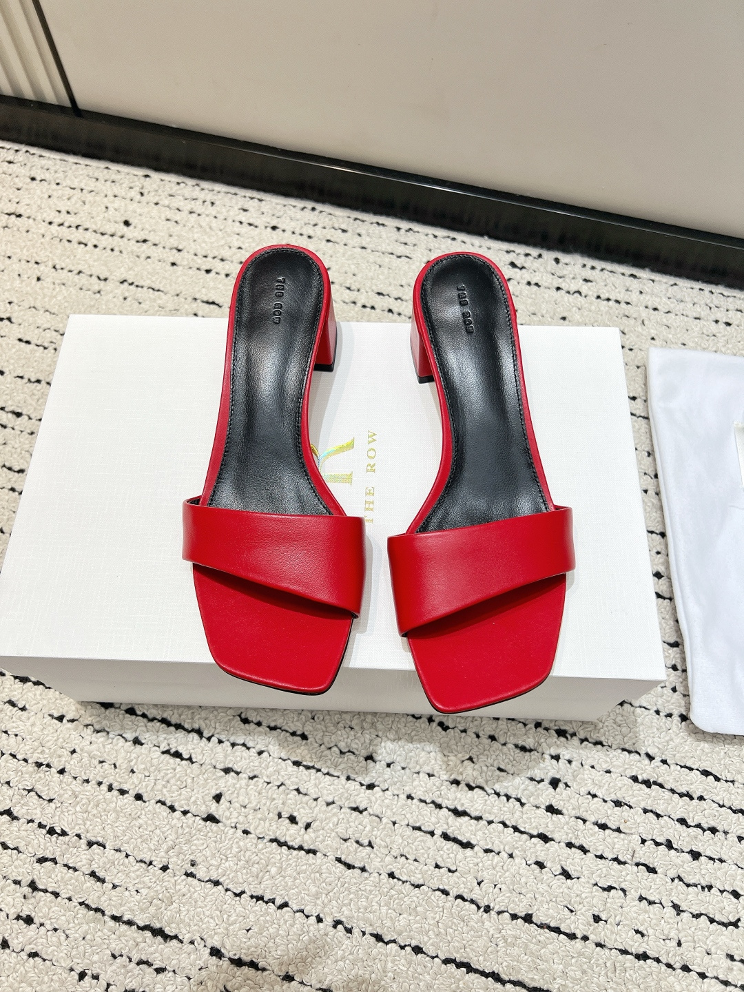 NO:782086,G123 The row niche trendy brand 26ss spring and summer new square toe thick heel slippers I fell in love with them at first sight. It has a retro flavor and is casual and sexy. It looks good!  Consistently minimalist style, without any logo embellishment, simplicity is high-end!  Exquisite craftsmanship, minimalist design, matching diversity and brand connotation, hope to meet your different needs. Compared with the common round toe, its square toe is more modern, paired with a low thick heel, walking is not tiring, but the aura is instantly full. Whether it is paired with a suit, it is very simple and versatile!  The upper is made of original imported mixed sheepskin, the lining is sheepskin, and the sole is original custom-made Italian leather outsole Size 35-39 (40 non-refundable), slippers, slippers, business suit, sheepskin, Leather soles19860909G123 The row 小众潮牌 26ss春夏新款 方头粗跟 一字拖鞋 第一眼看到这个就爱上了,带点复古味随性搭配性感迷人好看！一贯极简风格,没有任何logo点缀,简单即是高级！ 精致工艺、极简设计、搭配多样性与品牌内涵,希望能满足你的不同需求.比起常见的圆头,它的方形鞋头更具现代感,搭配低粗跟,走路不累脚,气场却瞬间拉满.无论是搭配西装打造都非常简易百搭！ 鞋面采用原版进口混种羊皮 内里垫脚羊皮 鞋底原版定制意大利真皮大底 Size 35-39 (40定不退换),拖鞋,slippers,business suit,sheepskin,Leather soles,Women's Shoes