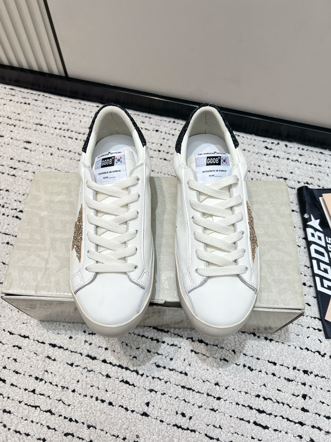 NO:782077,G119 GGDB Golden niche trendy brand 26ss spring and summer new model Star dirty shoes Moral shoes ggdb classic couple small dirty shoes. It is very popular to fight against white shoes and step on all kinds of dirty shoes!  Celebrity private server foot demonstration × It’s so versatile!  You no longer have to worry about washing your shoes!  Irregular hand-polished uppers, even the soles are polished and distressed. The uppers are made of original imported cowhide/Glitt. The lining is sheepskin. The soles are original custom-made non-slip rubber outsole. Size35-39 (40 orders are not returned or exchanged), casual shoes/sports shoes, sneakers, cowhide, sheepskin.19860909G119 GGDB Golden 小众潮牌 26ss春夏新款 星星 小脏鞋 德训鞋 ggdb经典情侣款小脏鞋 火红程度上怼小白鞋,下踩各类小脏鞋！ 明星私服上脚示范 ×就是这么百搭 ！再也不用担心洗鞋的问题啦！ 不规则手工打磨做破鞋面,就连鞋底也是打磨做旧的 鞋面采用原版进口牛皮/格力特 内里垫脚羊皮 鞋底原版定制防滑橡胶大底 Size35-39（40订做不退换）,休闲鞋/运动鞋,sneakers,cowhide,sheepskin,Women's Shoes