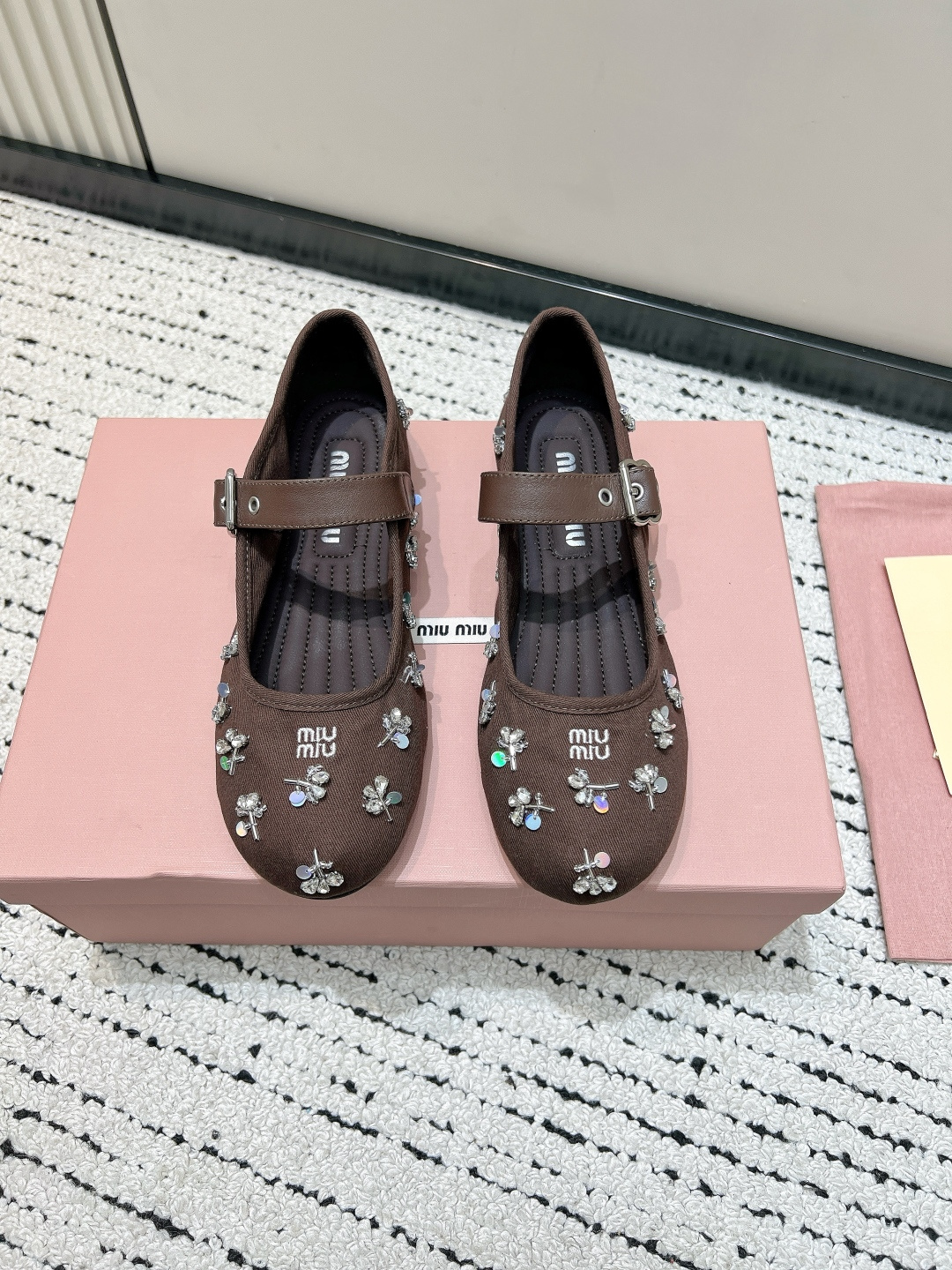 NO:782061,G119 MiuMiu 26ss early spring new model, rhinestone Mary Jane shoes, single shoes, full of rhinestones + three-dimensional flower decoration, the upper foot is the luminous body when walking, the one-word buckle design is gentle and shows the slender feet, the round toe shoe shape is huge, the feet are small and not squeezed, the soft sole insole feels like clouds, you can walk all day without scratching your feet  In milky white and khaki, the sweet girl can perfectly control the commuting style with a small skirt and a sweet and cool look. It can also be sweet and cool with jeans. You don’t have to worry about matching, the upper foot is the atmosphere with its own filter. Sweet girl wears romance and sparkle on the feet, and steps on the aesthetic point every step. The upper is made of original imported fabric/rhinestones, and the inner lining is sheepskin. The outsole is original custom-made non-slip rubber outsole.  Size35-39 (40 customized, non-refundable),Mary Jane,miumiu,mary jane,skirts,jeans,sheepskin19860909G119 MiuMiu 缪缪 26ss早春新款 水钻 玛丽珍鞋 单鞋 满幅水钻+立体小花装饰,上脚就是行走的发光体 一字扣带设计温柔又显脚细,圆头鞋型巨显脚小不挤脚,软底鞋垫踩感像云朵,暴走一天都不磨脚 奶白卡其两色,甜妹通勤风都能完美驾驭配小裙子直接甜晕crush,搭牛仔裤也能甜酷拉满. 不用费心搭配,上脚就是自带滤镜的氛围感甜妹 把浪漫与闪耀穿在脚上,每一步都踩在审美点上. 鞋面采用原版进口布面/水钻 内里垫脚羊皮 大底原版定制防滑橡胶大底 Size35-39（40定制不退换）,玛丽珍,miumiu,mary jane,skirts,jeans,sheepskin,Women's Shoes