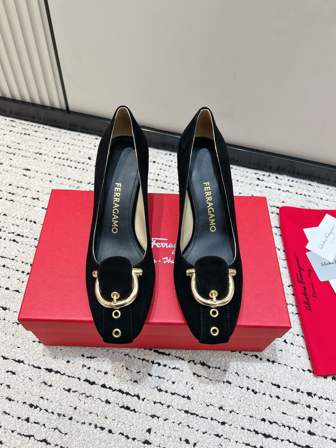 NO:782053,G904 Ferragamo 26ss spring and summer new round toe, thick heel single shoes, elegant and elegant commuting essentials, this pair of Ferragamo is so beautiful that you can't take your eyes away!  The creamy white upper is really gentle, with a cool and high-end temperament. The contrasting black patent leather buckle + the super textured gold horseshoe buckle, it is full of details~ The square toe design modifies the foot shape, and the thick heel is stable and not tired, so there is no pressure for commuting and shopping. Whether it is paired with exquisite shorts or smart suits, it can instantly enhance the sophistication of the outfit. This pair is really an atmospheric artifact for spring and summer wear, gentle and grand, whoever wears it will be the heroine!  The upper is made of original imported cowhide/cow suede, the lining is sheepskin, the outsole is original customized Italian leather outsole Size35-39 (customized for 40, non-returnable), fur shoes, ferragamo, ferragamo, business suit, cowhide, sheepskin, Leather soles19860909G904 Ferragamo 菲拉格慕 26ss春夏新款 圆头 粗跟 单鞋 优雅气质的通勤必备被这双菲拉格慕美到移不开眼！奶油白的鞋面真的太温柔了,自带清冷高级的气质. 撞色的黑色漆皮扣+超有质感的金色马蹄扣,细节感直接拉满~方头的设计修饰脚型,粗跟稳稳的不累脚,通勤逛街都毫无压力. 无论是搭配精致的小,还是干练的西装,都能瞬间提升穿搭的精致度.这双真的是春夏穿搭的氛围感神器,温柔又大气,谁穿谁是大女主！ 鞋面采用原版进口牛皮/牛反绒 内里垫脚羊皮 大底原版定制意大利真皮大底 Size35-39（40定做不退换）,毛毛鞋单鞋,ferragamo,ferragamo,business suit,cowhide,sheepskin,Leather soles,Women's Shoes
