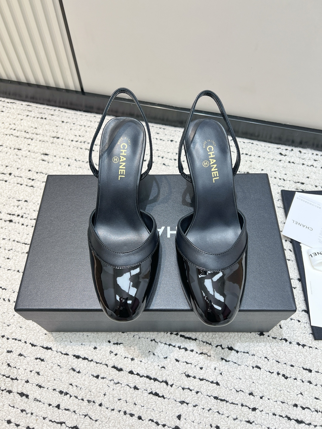 NO:782048,G904 Chanel Chanel 26ss spring and summer show style hollow high-heeled sandals are so popular at first sight that you can wear them freely according to the weather changes!  Put on socks to instantly transform into cute shoes for spring and summer!  Transform into a magical princess in seconds. The foot feels super comfortable. The leather is very soft and skin-friendly. The upper is made of original imported sheepskin/cow patent leather. The lining is tiptoe sheepskin. The heel height is 7.5cm. The outsole is original customized Italian leather outsole. Size35-39 (40 customized items are non-returnable), high heels and sandals, chanel, chanel, sandals, high heels, sheepskin, Leather soles19860909G904 Chanel 香奈儿 26ss春夏秀款 中空 高跟 凉鞋 第一眼看上就被种草了根据天气变化自由穿搭！ 套上袜套春夏秒变可爱单鞋！秒变魔法公主 脚感超级舒服 皮料非常柔软亲肤 鞋面采用原版进口羊皮/牛漆皮 内里踮脚羊皮 跟高7.5cm 大底原版定制意大利真皮大底 Size35-39（40 定制不退换）,高跟鞋凉鞋,chanel,chanel,sandals,high heels,sheepskin,Leather soles,Women's Shoes