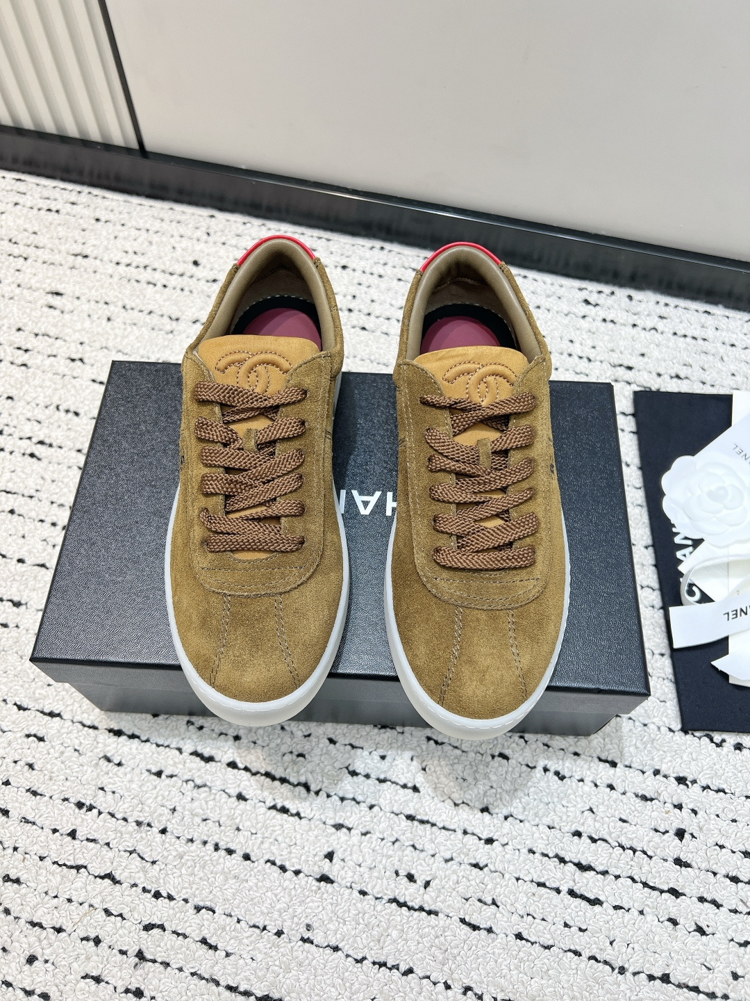 NO:782040,G904 Chanel Xiaoxiang 26ss early spring new Forrest Gump shoes Dexun shoes directly worship the gods on the feet, the real thing is much more stunning than the picture!  Simple and very good-looking. The suede leather looks very high-end. The fit is super slim and makes your feet slimmer. It looks so handsome when worn, and it directly fills your aura. The comfortable and breathable T-sole is non-slip and comfortable, so you won’t feel tired if you wear it for a long time, and you won’t feel any pressure when you go shopping. It’s soft and feels great on your feet!  The 3 colors are very suitable for daily casual and travel wear. They look great when paired with, and are a must-have for spring and summer!  The upper is made of original imported cow frosted calfskin/cow suede, the inner insole is sheepskin, the sole is original customized Tpu anti-slip rubber outsole Sⅰze35-39 (40 custom made, non-returnable), casual shoes/sports shoes, chanel, sneakers, cowhide, sheepskin, chamois leather19860909G904 Chanel 小香 26ss早春新款 阿甘鞋 德训鞋 上脚直接封神,实物比图片惊艳太多！ 简简单单的 特别好看 麂皮看起来很高级,版型超正显脚瘦,穿起来帅炸了,气场直接拉满. 舒适透气T鞋底防滑又舒适,久穿不累、逛街暴走完全无压力.软乎乎的 脚感超棒 ！ 3个色日常休闲、出游穿搭都超合适,配、、、都超好看,春夏必备的百搭神仙！ 鞋面采用原版进口牛磨砂小牛皮/牛反绒 内里鞋垫羊皮 鞋底原版定制Tpu防滑橡胶大底 Sⅰze35-39 (40定做不退换),休闲鞋/运动鞋,chanel,sneakers,cowhide,sheepskin,chamois leather,Women's Shoes