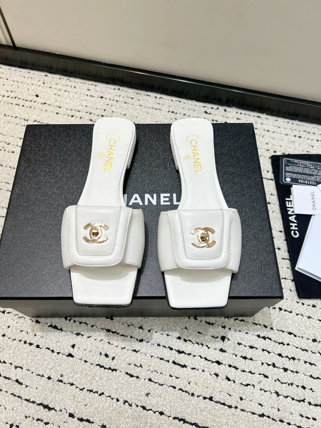 NO:782032,G039 Chanel Xiaoxiang 26ss Spring and Summer New Style Schoolbag Buckle Square Toe Slippers When the 26C series blends classic genes into daily relaxation, this pair of slippers has become a new footnote of French elegance. Classics are never about sticking to conventions, but the heartbeat. Its soul is hidden in the iconic double C schoolbag buckle. It is a taste code that people who know Xiaoxiang can understand at a glance. The double-strap cut is more neat and trims the foot shape. Square toe design  Convenient and casual. The fabric is made of original imported lambskin/hardware buckle. The lining is tiptoe sheepskin. The outsole is original custom-made Italian leather outsole. Size35-39 (40 customized items are non-returnable), slippers, chanel, slippers, sheepskin, Leather soles.19860909G039 Chanel 小香 26ss春夏新款 书包扣 方头 拖鞋 当26C系列将经典基因揉进日常松弛感 这双拖鞋便成了法式优雅的新注脚 经典从不是墨守成规 而是的心动. 它的灵魂 藏在那枚标志性双C书包扣中 是懂小香的人一眼便能读懂的品味暗号. 双带剪裁更显利落修饰脚型 方头设计 便捷又随性 面料采用原版进口小羊皮/五金扣 内里踮脚羊皮 大底原版定制意大利真皮大底 Size35-39（40定制不退换）,拖鞋,chanel,slippers,sheepskin,Leather soles,Women's Shoes